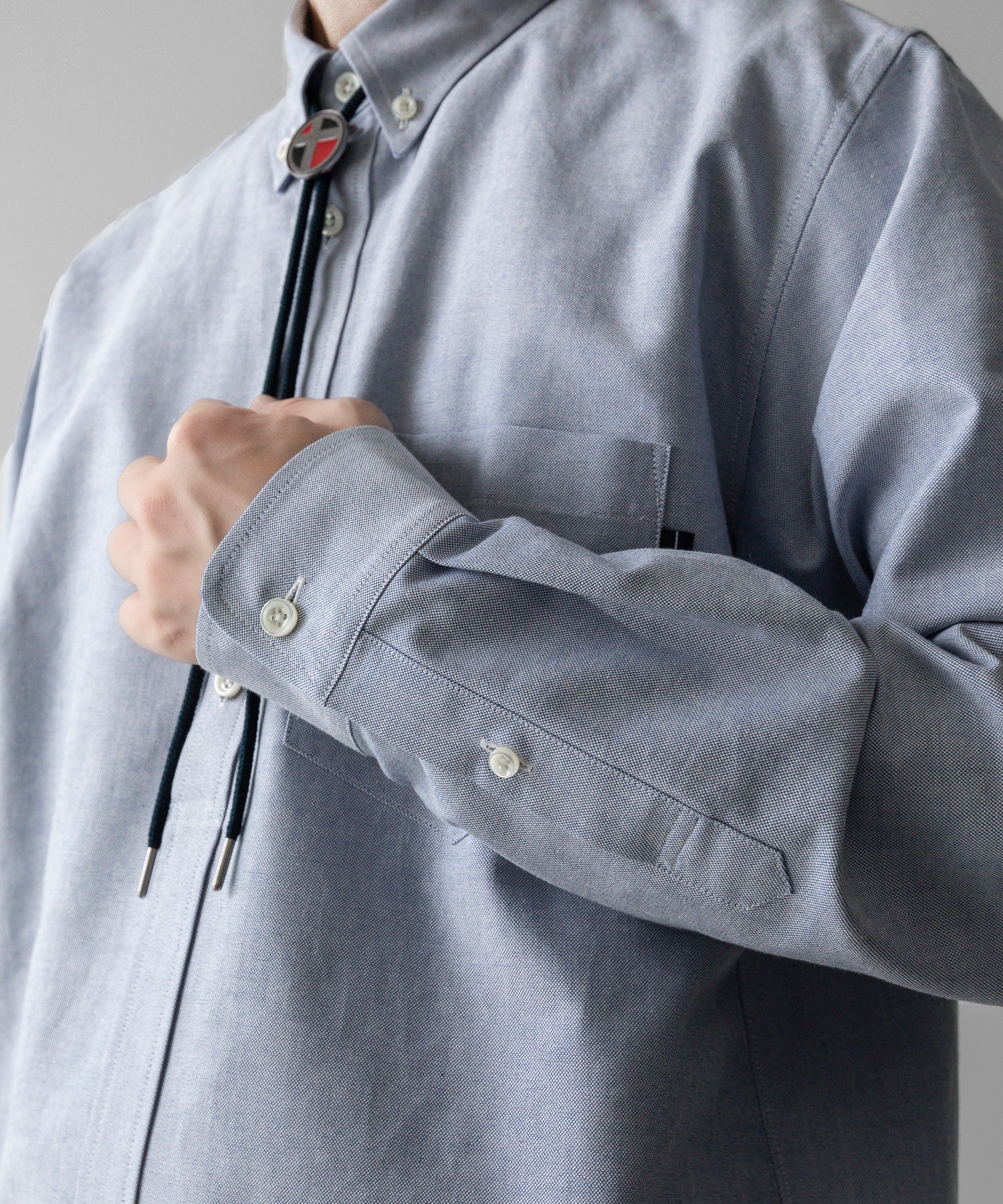 通販 オンラインショップ ネットショップ ボタンダウン プルオーバー 長袖 厚手 オーバーサイズ 大きめ クラシックフィット セミワイド ドレス ビッグシルエット ブレザー 春 夏 秋 冬 オールシーズン 通年 定番 きれいめ ファッション メンズ レディース ユニセックス ストリート モード 20代 30代 大人 かっこいい おしゃれ 可愛い アパレル ブランド シンプル コーデ 私服 普段着 ビジネス カジュアル リラックス アイビー アメトラ アメカジ イギリス プレッピー クラシック トラッド 着こなし 着画 着崩し スタイル ポーラータイ ループタイ サックス ブルー