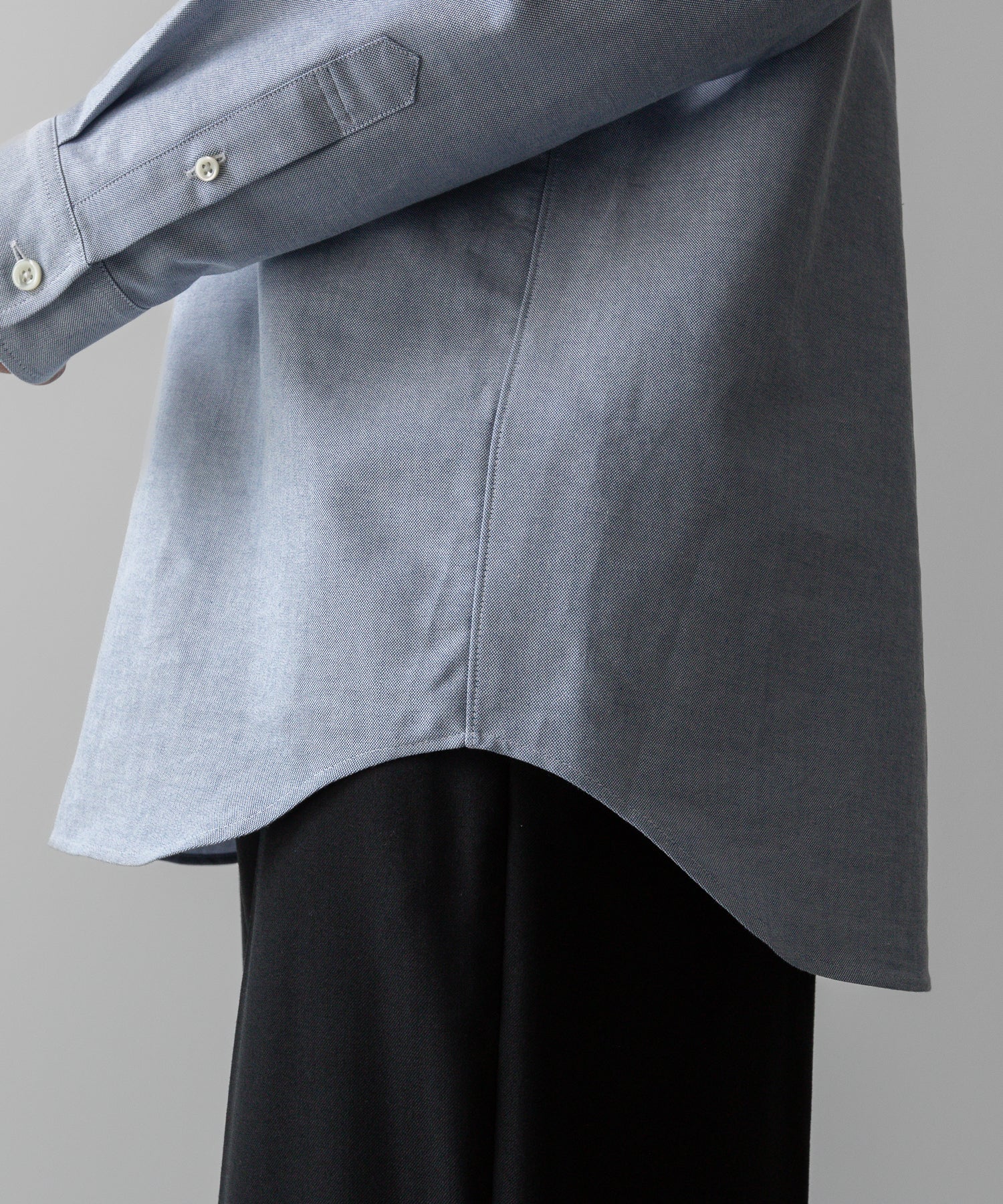 通販 オンラインショップ ネットショップ ボタンダウン プルオーバー 長袖 厚手 オーバーサイズ 大きめ クラシックフィット セミワイド ドレス ビッグシルエット ブレザー 春 夏 秋 冬 オールシーズン 通年 定番 きれいめ ファッション メンズ レディース ユニセックス ストリート モード 20代 30代 大人 かっこいい おしゃれ 可愛い アパレル ブランド シンプル コーデ 私服 普段着 ビジネス カジュアル リラックス アイビー アメトラ アメカジ イギリス プレッピー クラシック トラッド 着こなし 着画 着崩し スタイル タックアウト 横 裾 サックス ブルー