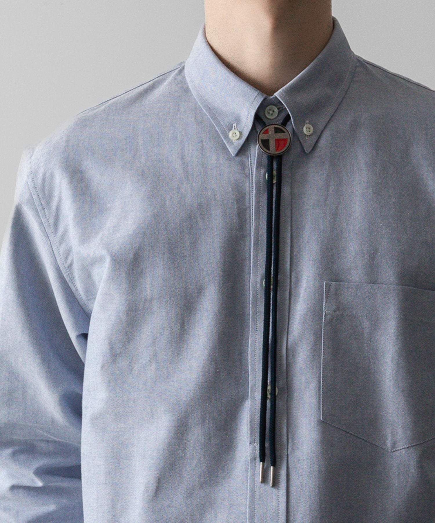 通販 オンラインショップ ネットショップ ボタンダウン プルオーバー 長袖 厚手 オーバーサイズ 大きめ クラシックフィット セミワイド ドレス ビッグシルエット ブレザー 春 夏 秋 冬 オールシーズン 通年 定番 きれいめ ファッション メンズ レディース ユニセックス ストリート モード 20代 30代 大人 かっこいい おしゃれ 可愛い アパレル ブランド シンプル コーデ 私服 普段着 ビジネス カジュアル リラックス アイビー アメトラ アメカジ イギリス プレッピー クラシック トラッド 着こなし 着画 着崩し スタイル タックアウト前 フロント ポーラータイ ループタイ サックス ブルー シティボーイ シティガール   メンズライク 韓国 スポーツ シック セレブ 海外 ブロークコア ミックスコーデ  ダンス おすすめ