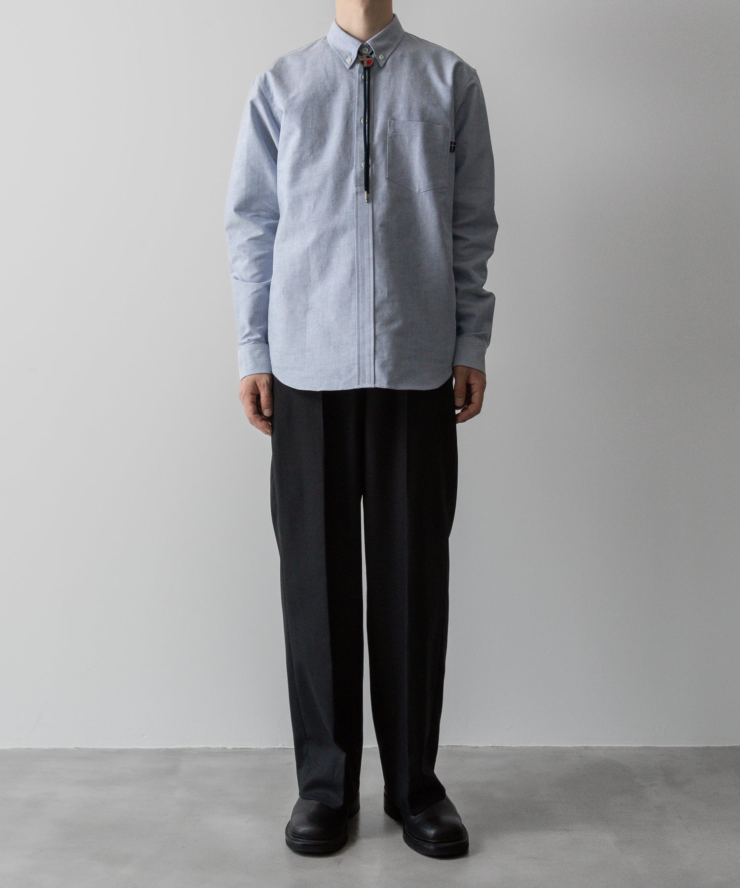 通販 オンラインショップ ネットショップ ボタンダウン プルオーバー 長袖 厚手 オーバーサイズ 大きめ クラシックフィット セミワイド ドレス ビッグシルエット ブレザー 春 夏 秋 冬 オールシーズン 通年 定番 きれいめ ファッション メンズ レディース ユニセックス ストリート モード 20代 30代 大人 かっこいい おしゃれ 可愛い アパレル ブランド シンプル コーデ 私服 普段着 ビジネス カジュアル リラックス アイビー アメトラ アメカジ イギリス プレッピー クラシック トラッド 着こなし 着画 着崩し スタイル タックアウト  ポーラータイ ループタイ フロント 前 全身 サックス ブルー シティボーイ シティガール   メンズライク 韓国 スポーツ シック セレブ 海外 ブロークコア ミックスコーデ  ダンス おすすめ