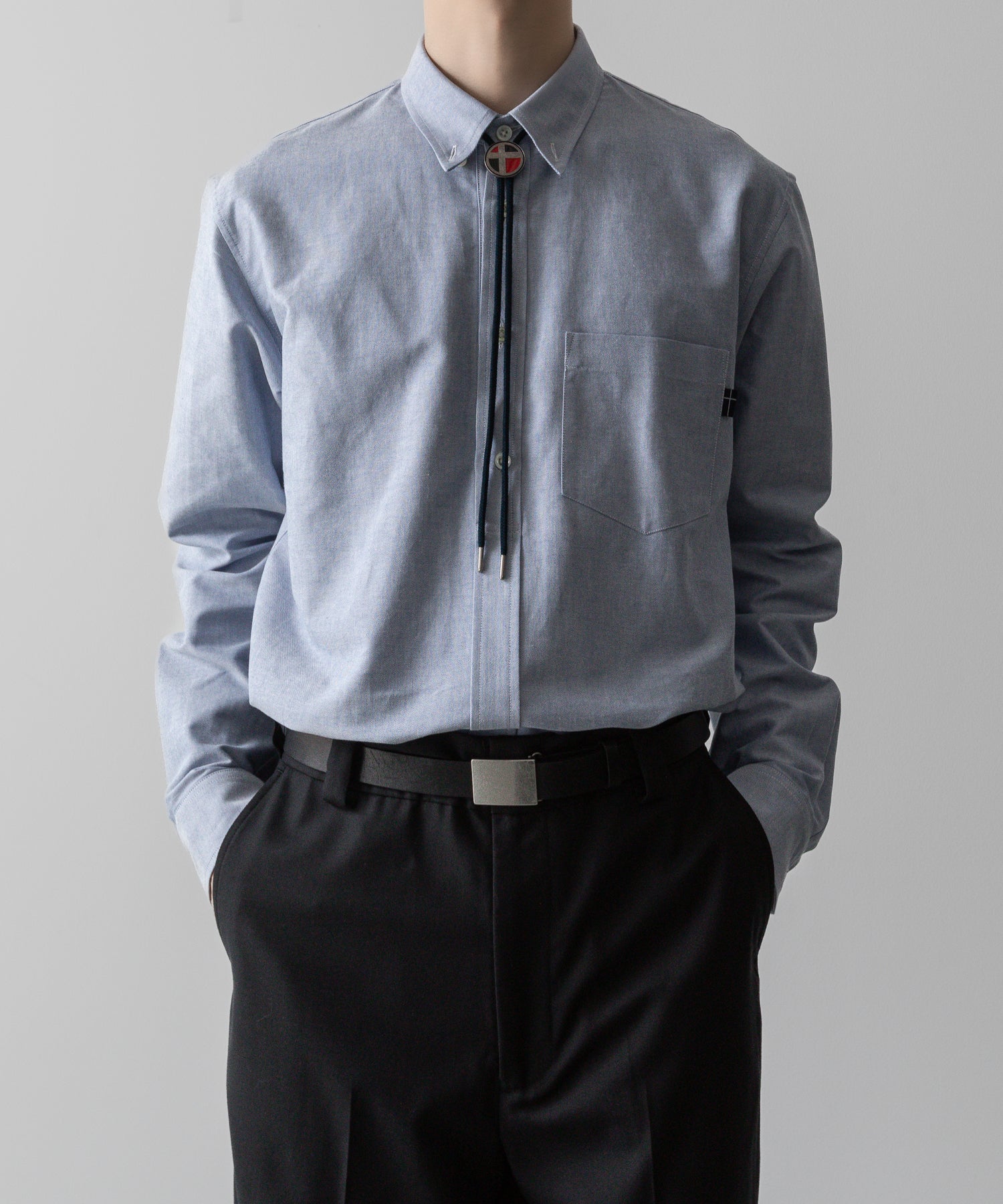 通販 オンラインショップ ネットショップ ボタンダウン プルオーバー 長袖 厚手 オーバーサイズ 大きめ クラシックフィット セミワイド ドレス ビッグシルエット ブレザー 春 夏 秋 冬 オールシーズン 通年 定番 きれいめ ファッション メンズ レディース ユニセックス ストリート モード 20代 30代 大人 かっこいい おしゃれ 可愛い アパレル ブランド シンプル コーデ 私服 普段着 ビジネス カジュアル リラックス アイビー アメトラ アメカジ イギリス プレッピー クラシック トラッド 着こなし 着画 着崩し スタイル ポーラータイ ループタイ タックイン 前 フロント サックス ブルー