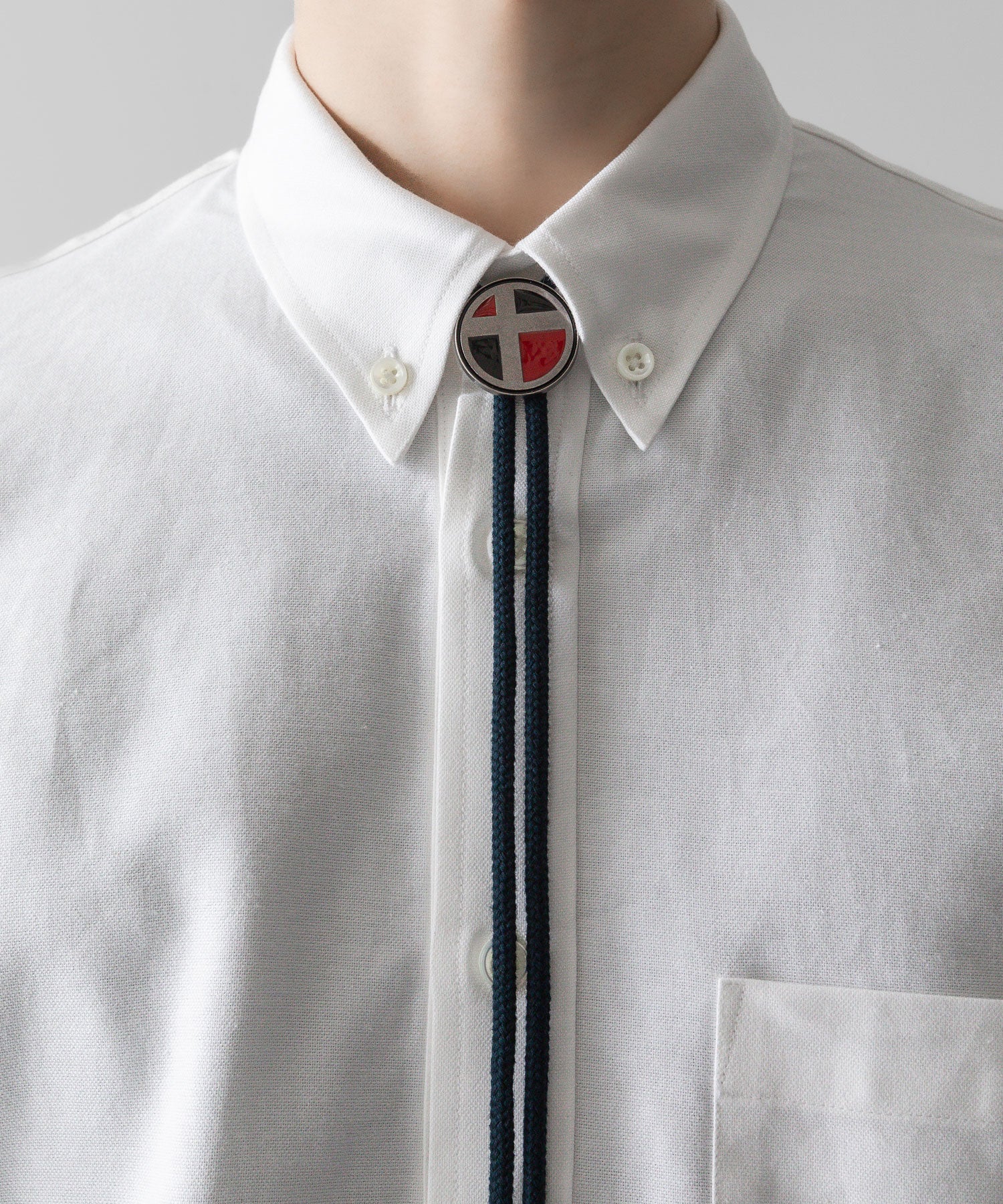 通販 オンラインショップ ネットショップ ボタンダウン プルオーバー 長袖 厚手 オーバーサイズ 大きめ クラシックフィット セミワイド ドレス ビッグシルエット ブレザー 春 夏 秋 冬 オールシーズン 通年 定番 きれいめ ファッション メンズ レディース ユニセックス ストリート モード 20代 30代 大人 かっこいい おしゃれ 可愛い アパレル ブランド シンプル コーデ 私服 普段着 ビジネス カジュアル リラックス アイビー アメトラ アメカジ イギリス プレッピー クラシック トラッド 着こなし 着画 着崩し スタイル ポーラータイ ループタイ ホワイト 白