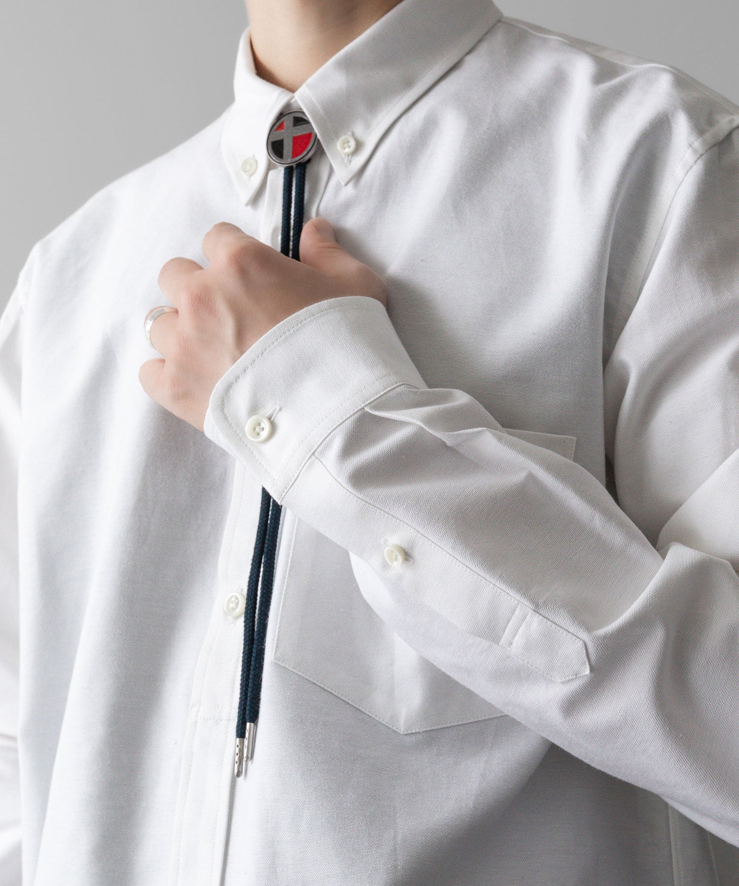 通販 オンラインショップ ネットショップ ボタンダウン プルオーバー 長袖 厚手 オーバーサイズ 大きめ クラシックフィット セミワイド ドレス ビッグシルエット ブレザー 春 夏 秋 冬 オールシーズン 通年 定番 きれいめ ファッション メンズ レディース ユニセックス ストリート モード 20代 30代 大人 かっこいい おしゃれ 可愛い アパレル ブランド シンプル コーデ 私服 普段着 ビジネス カジュアル リラックス アイビー アメトラ アメカジ イギリス プレッピー クラシック トラッド 着こなし 着画 着崩し スタイル ポーラータイ ループタイ ホワイト 白