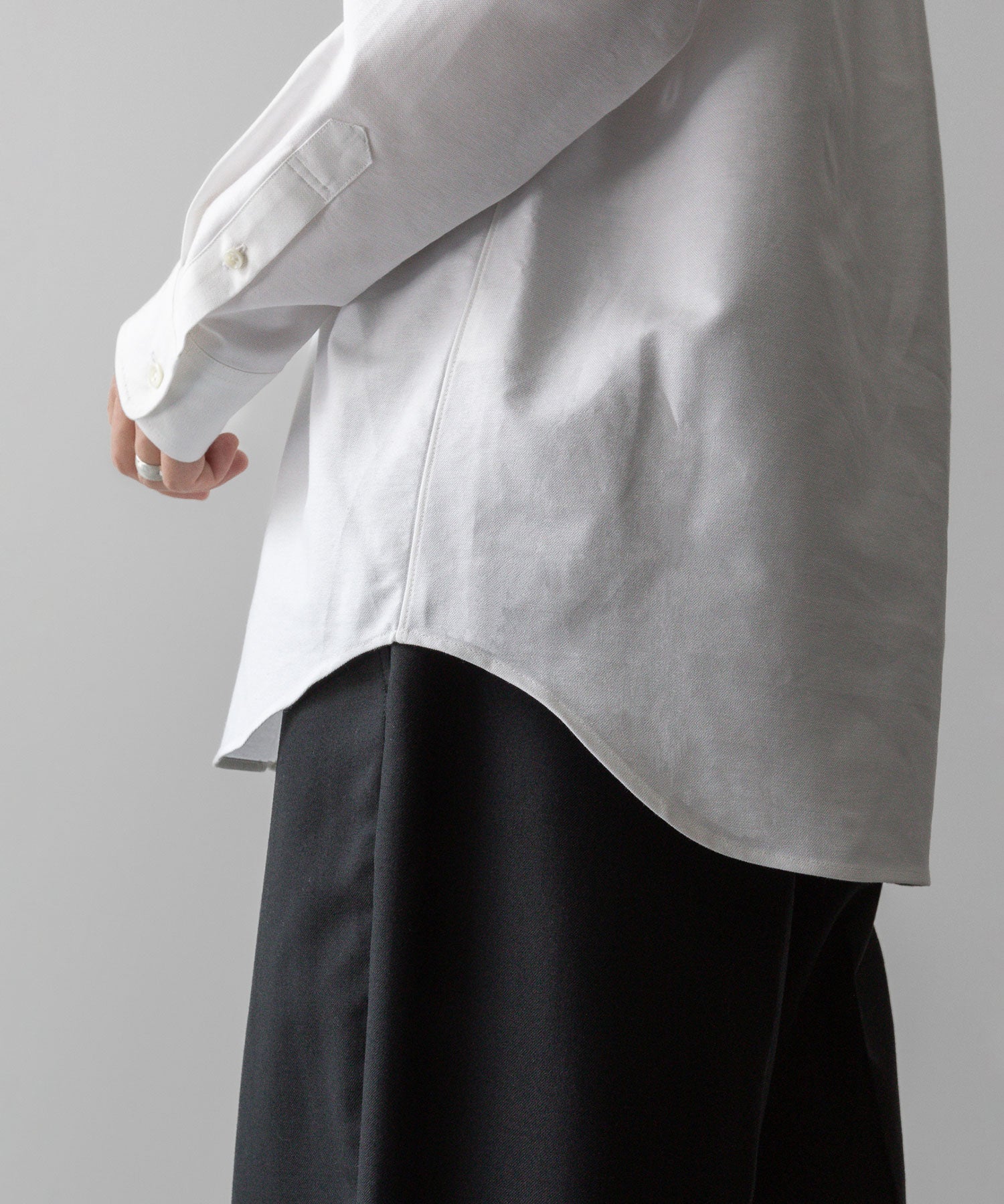 通販 オンラインショップ ネットショップ ボタンダウン プルオーバー 長袖 厚手 オーバーサイズ 大きめ クラシックフィット セミワイド ドレス ビッグシルエット ブレザー 春 夏 秋 冬 オールシーズン 通年 定番 きれいめ ファッション メンズ レディース ユニセックス ストリート モード 20代 30代 大人 かっこいい おしゃれ 可愛い アパレル ブランド シンプル コーデ 私服 普段着 ビジネス カジュアル リラックス アイビー アメトラ アメカジ イギリス プレッピー クラシック トラッド 着こなし 着画 着崩し スタイル タックアウト 横 裾 ホワイト 白