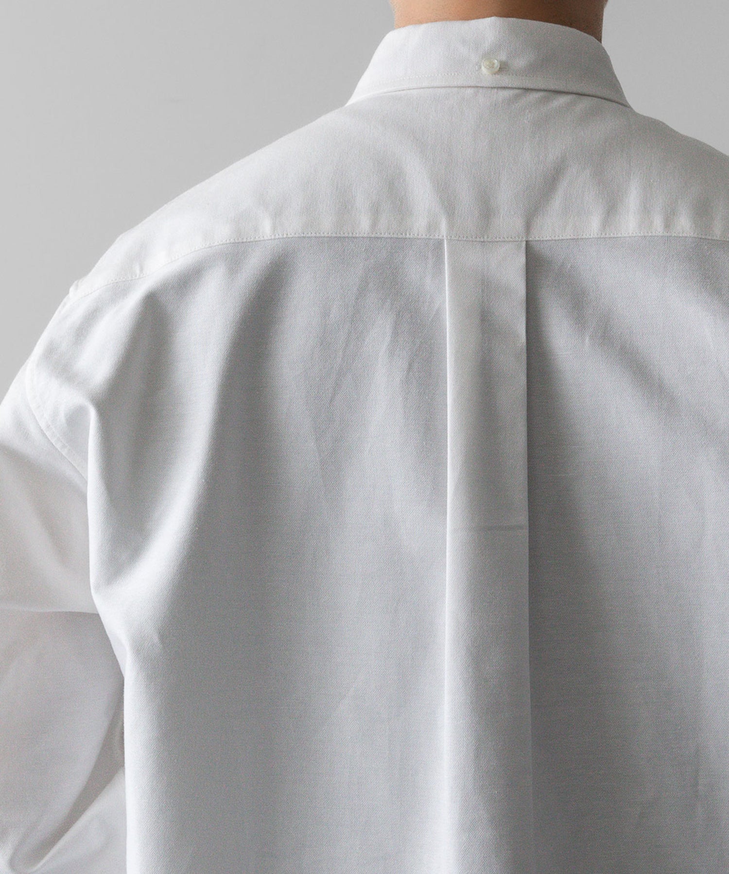 通販 オンラインショップ ネットショップ ボタンダウン プルオーバー 長袖 厚手 オーバーサイズ 大きめ クラシックフィット セミワイド ドレス ビッグシルエット ブレザー 春 夏 秋 冬 オールシーズン 通年 定番 きれいめ ファッション メンズ レディース ユニセックス ストリート モード 20代 30代 大人 かっこいい おしゃれ 可愛い アパレル ブランド シンプル コーデ 私服 普段着 ビジネス カジュアル リラックス アイビー アメトラ アメカジ イギリス プレッピー クラシック トラッド 着こなし 着画 着崩し スタイル 後 バック ホワイト 白