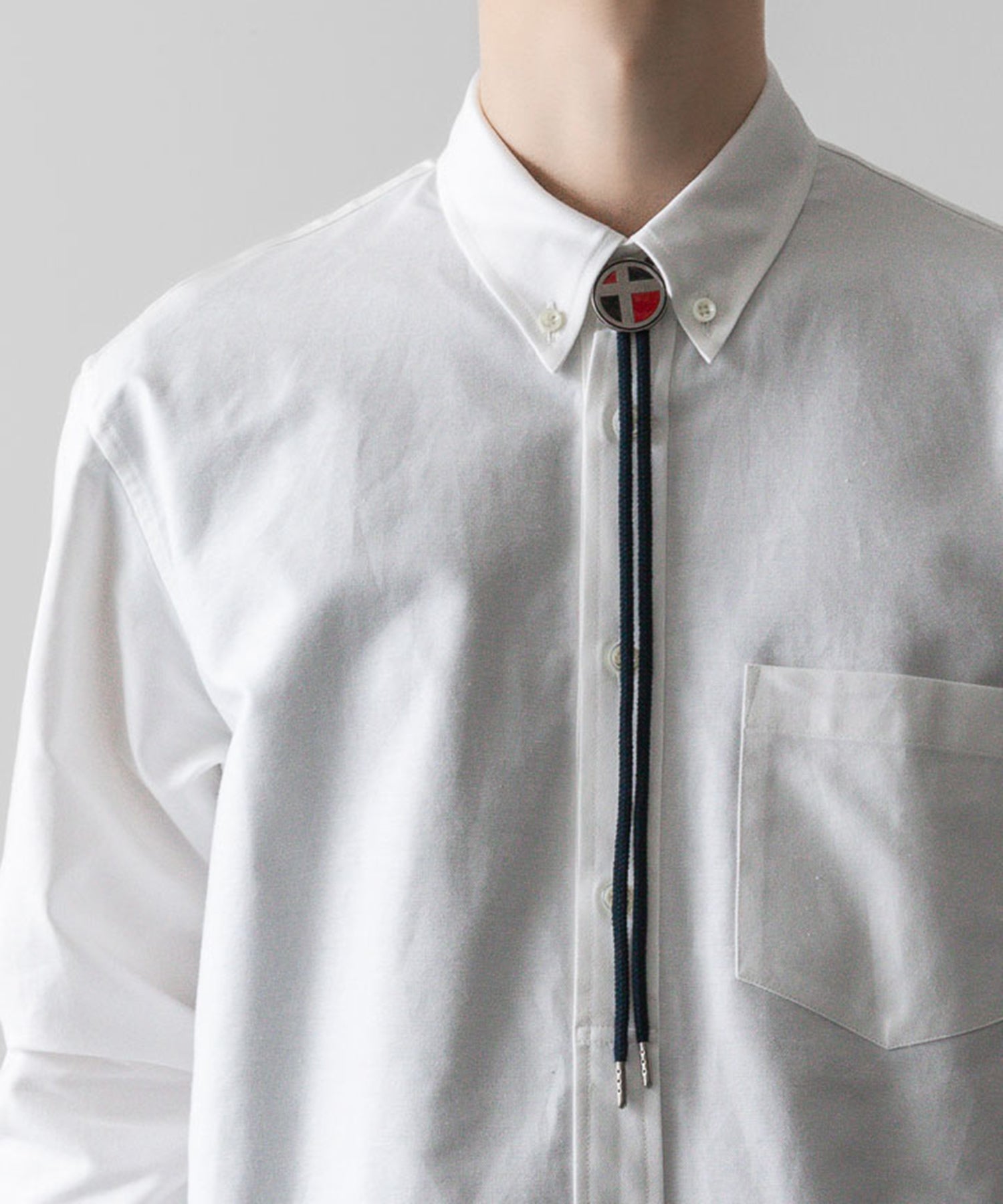 通販 オンラインショップ ネットショップ ボタンダウン プルオーバー 長袖 厚手 オーバーサイズ 大きめ クラシックフィット セミワイド ドレス ビッグシルエット ブレザー 春 夏 秋 冬 オールシーズン 通年 定番 きれいめ ファッション メンズ レディース ユニセックス ストリート モード 20代 30代 大人 かっこいい おしゃれ 可愛い アパレル ブランド シンプル コーデ 私服 普段着 ビジネス カジュアル リラックス アイビー アメトラ アメカジ イギリス プレッピー クラシック トラッド 着こなし 着画 着崩し スタイル タックアウト前 フロント ポーラータイ ループタイ ホワイト 白 シティボーイ シティガール   メンズライク 韓国 スポーツ シック セレブ 海外 ブロークコア ミックスコーデ  ダンス おすすめ