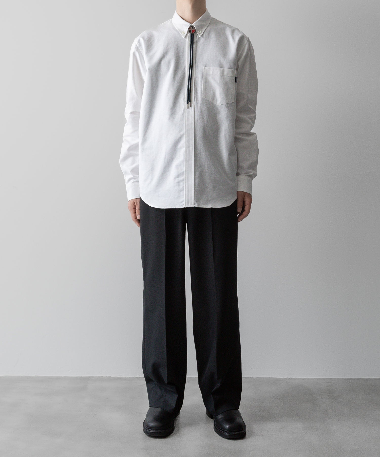 通販 オンラインショップ ネットショップ ボタンダウン プルオーバー 長袖 厚手 オーバーサイズ 大きめ クラシックフィット セミワイド ドレス ビッグシルエット ブレザー 春 夏 秋 冬 オールシーズン 通年 定番 きれいめ ファッション メンズ レディース ユニセックス ストリート モード 20代 30代 大人 かっこいい おしゃれ 可愛い アパレル ブランド シンプル コーデ 私服 普段着 ビジネス カジュアル リラックス アイビー アメトラ アメカジ イギリス プレッピー クラシック トラッド 着こなし 着画 着崩し スタイル タックアウト  ポーラータイ ループタイ フロント 前 全身 ホワイト 白 シティボーイ シティガール   メンズライク 韓国 スポーツ シック セレブ 海外 ブロークコア ミックスコーデ  ダンス おすすめ