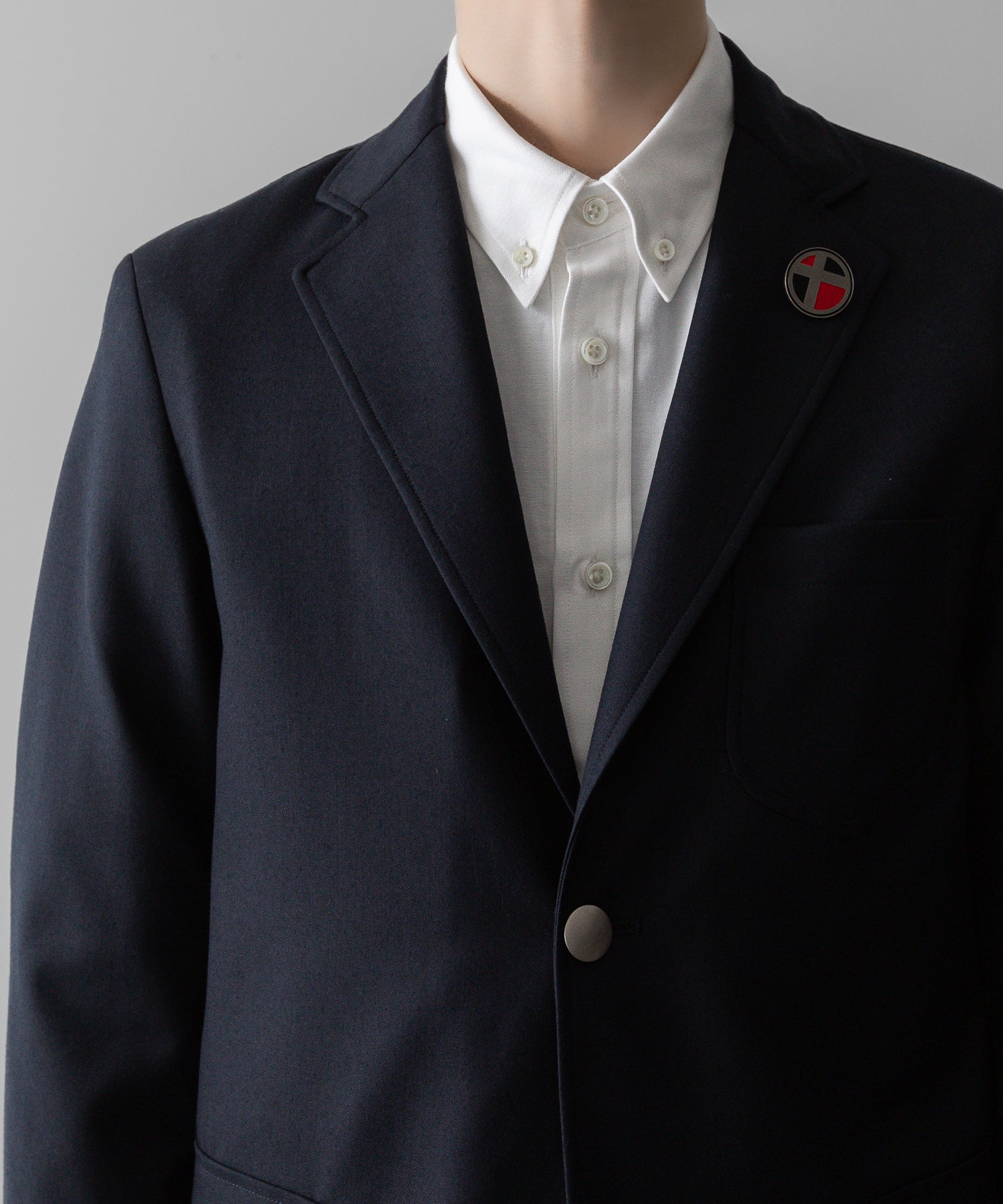 通販 オンラインショップ ネットショップ ブレザー ネイビー 紺ブレ テーラード ジャケット ファッション メンズ レディース ユニセックス 20代 30代 大人 かっこいい おしゃれ 可愛い アパレル ブランド シンプル コーデ 私服 ビジネス カジュアル アイビー アメトラ プレッピー クラシック エンブレム メタルボタン 銀ボタン 2つボタン コーデュラ バッジ ブローチ コーデ  着こなし 着画 着崩し スタイル  ストリート モード 春 夏 秋 冬 オールシーズン 通年 定番 前 フロント胸 シティボーイ シティガール  メンズライク 韓国 スポーツ シック セレブ 海外 ブロークコア ミックスコーデ おすすめ 日本製 ボックス