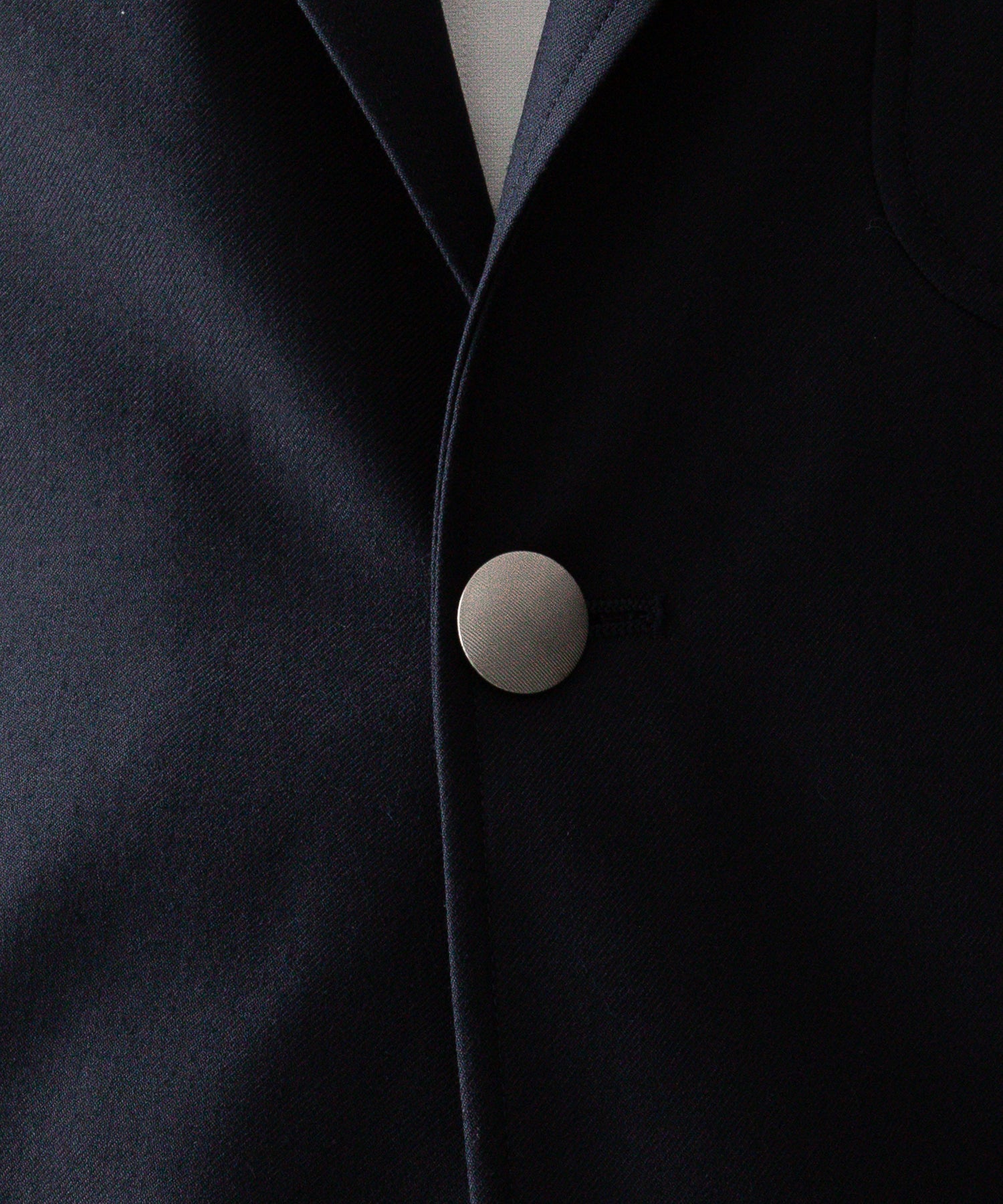 通販 オンラインショップ ネットショップ ブレザー ネイビー 紺ブレ テーラード ジャケット ファッション メンズ レディース ユニセックス 20代 30代 大人 かっこいい おしゃれ 可愛い アパレル ブランド シンプル コーデ 私服 ビジネス カジュアル アイビー アメトラ プレッピー クラシック エンブレム メタルボタン 銀ボタン 2つボタン コーデュラ バッジ ブローチ  ストリート モード 春 夏 秋 冬 オールシーズン 通年 定番