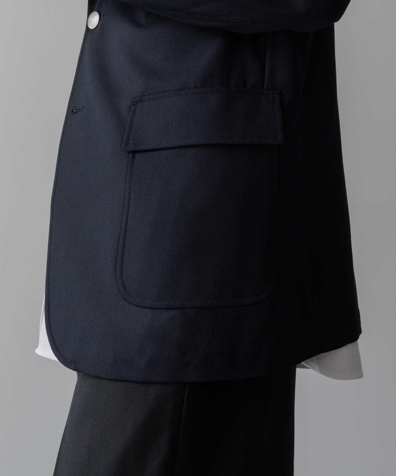 通販 オンラインショップ ネットショップ ブレザー ネイビー 紺ブレ テーラード ジャケット ファッション メンズ レディース ユニセックス 20代 30代 大人 かっこいい おしゃれ 可愛い アパレル ブランド シンプル コーデ 私服 ビジネス カジュアル アイビー アメトラ プレッピー クラシック エンブレム メタルボタン 銀ボタン 2つボタン コーデュラ バッジ ブローチ コーデ  着こなし 着画 着崩し スタイル  ストリート モード 春 夏 秋 冬 オールシーズン 通年 定番