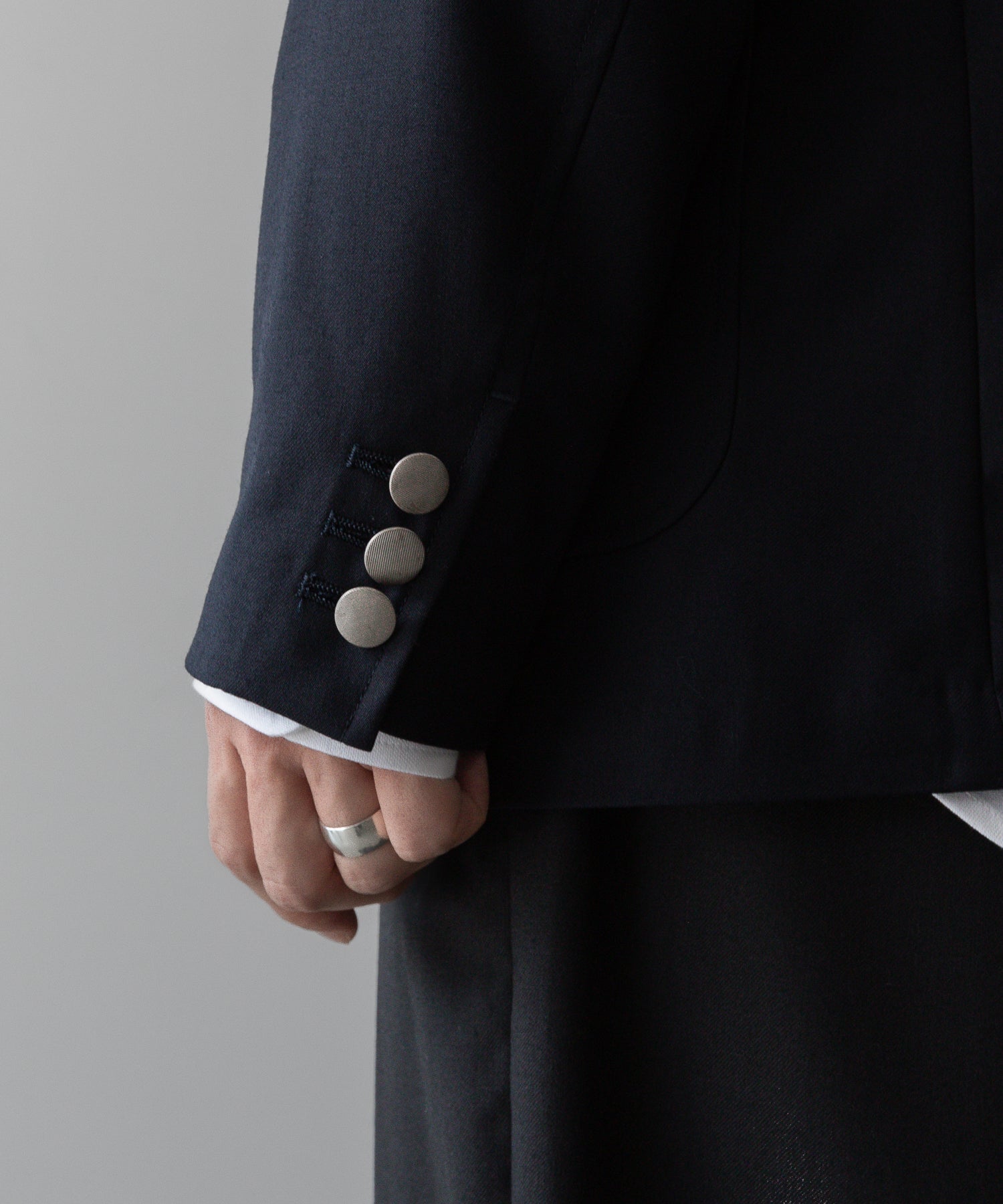 通販 オンラインショップ ネットショップ ブレザー ネイビー 紺ブレ テーラード ジャケット ファッション メンズ レディース ユニセックス 20代 30代 大人 かっこいい おしゃれ 可愛い アパレル ブランド シンプル コーデ 私服 ビジネス カジュアル アイビー アメトラ プレッピー クラシック エンブレム メタルボタン 銀ボタン 2つボタン コーデュラ バッジ ブローチ コーデ  着こなし 着画 着崩し スタイル  ストリート モード 春 夏 秋 冬 オールシーズン 通年 定番 袖 メンズライク 韓国 スポーツ シック セレブ 海外 ブロークコア ミックスコーデ おすすめ 日本製