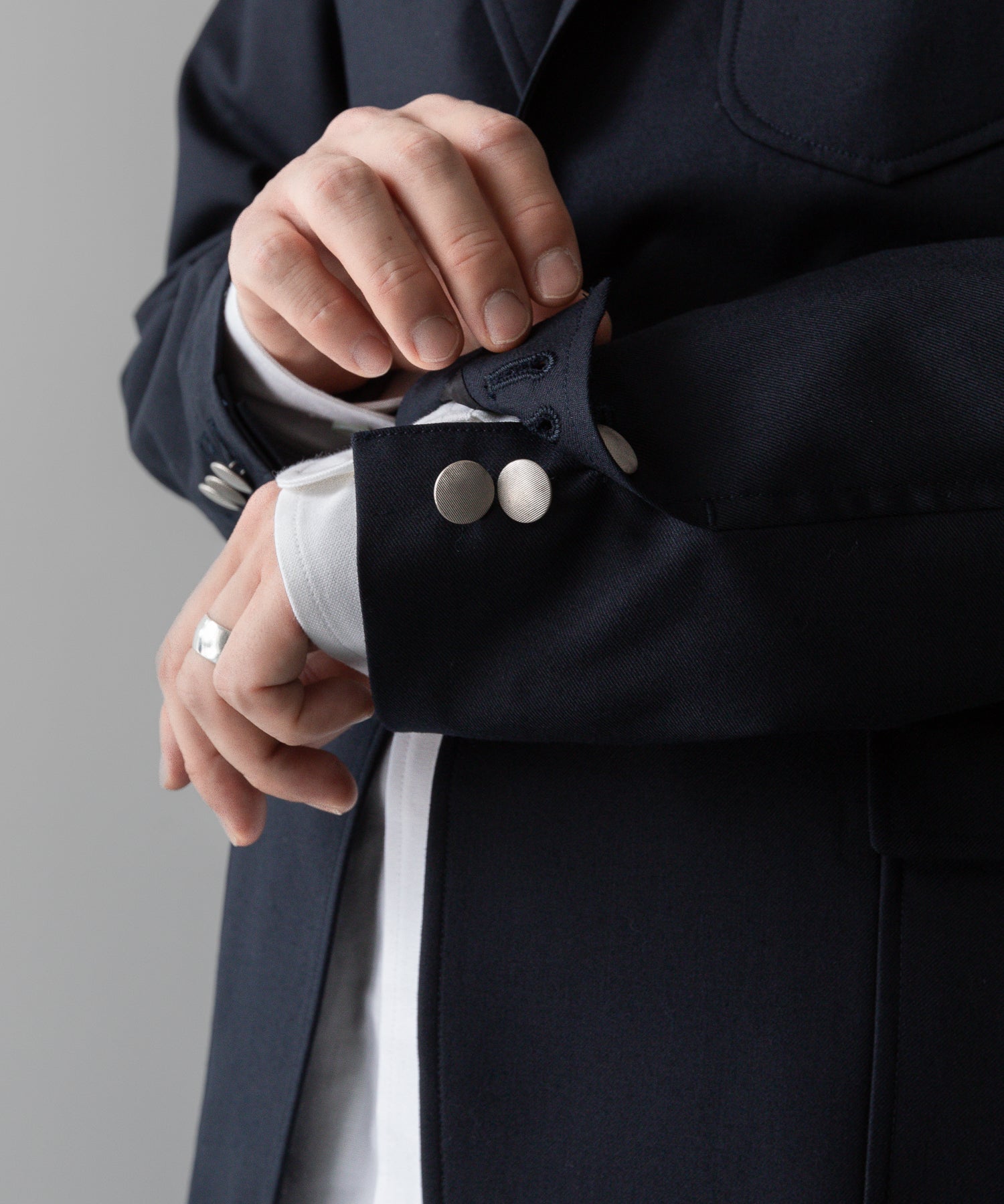 通販 オンラインショップ ネットショップ ブレザー ネイビー 紺ブレ テーラード ジャケット ファッション メンズ レディース ユニセックス 20代 30代 大人 かっこいい おしゃれ 可愛い アパレル ブランド シンプル コーデ 私服 ビジネス カジュアル アイビー アメトラ プレッピー クラシック エンブレム メタルボタン 銀ボタン 2つボタン コーデュラ バッジ ブローチ コーデ  着こなし 着画 着崩し スタイル  ストリート モード 春 夏 秋 冬 オールシーズン 通年 定番 袖 メンズライク 韓国 スポーツ シック セレブ 海外 ブロークコア ミックスコーデ おすすめ 日本製