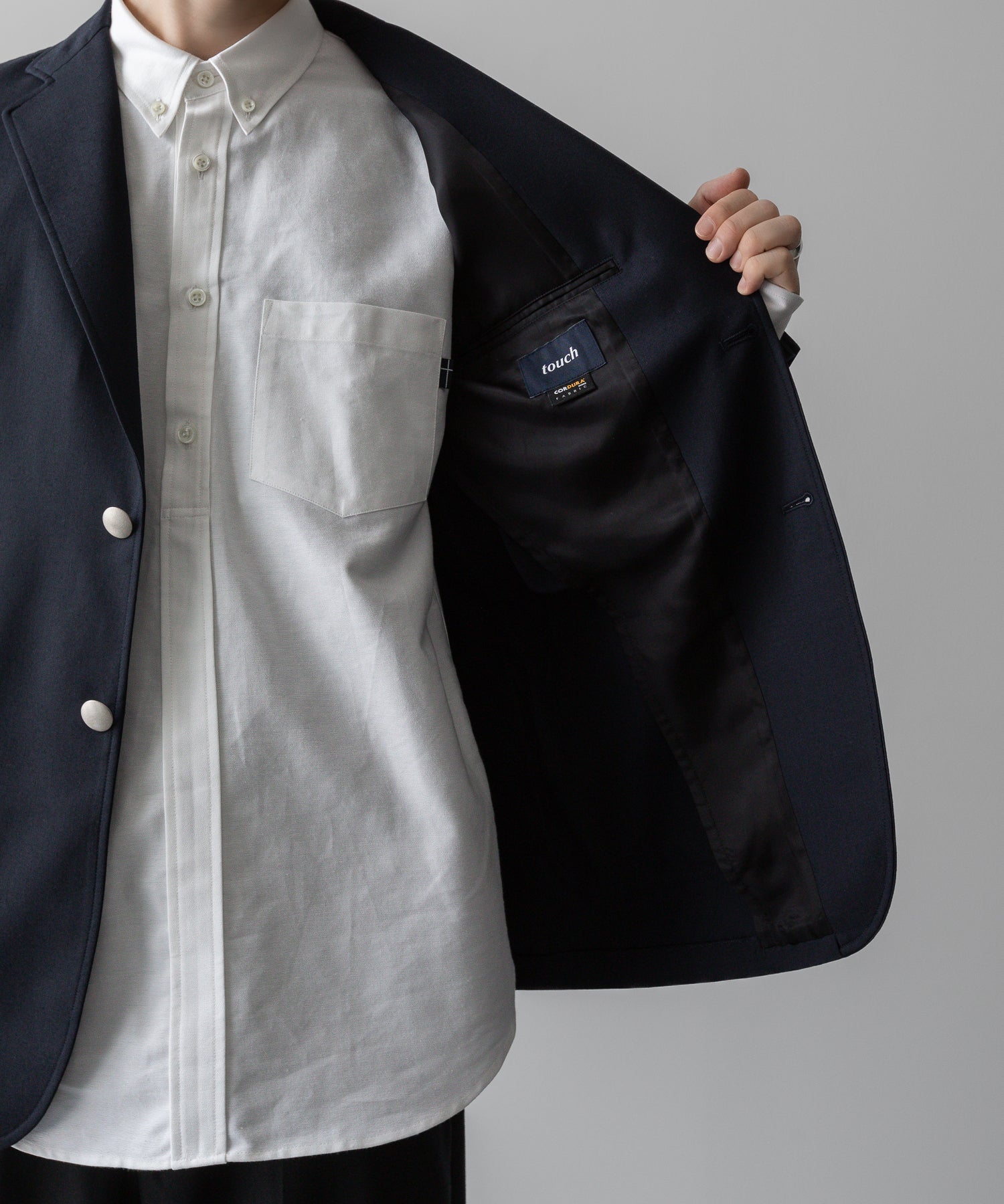 通販 オンラインショップ ネットショップ ブレザー ネイビー 紺ブレ テーラード ジャケット ファッション メンズ レディース ユニセックス 20代 30代 大人 かっこいい おしゃれ 可愛い アパレル ブランド シンプル コーデ 私服 ビジネス カジュアル アイビー アメトラ プレッピー クラシック エンブレム メタルボタン 銀ボタン 2つボタン コーデュラ バッジ ブローチ コーデ  着こなし 着画 着崩し スタイル 背裏  ストリート モード 春 夏 秋 冬 オールシーズン 通年 定番 フロント 前 メンズライク 韓国 スポーツ シック セレブ 海外 ブロークコア ミックスコーデ おすすめ 日本製 シルエット 綺麗 美しい きれい ボックス