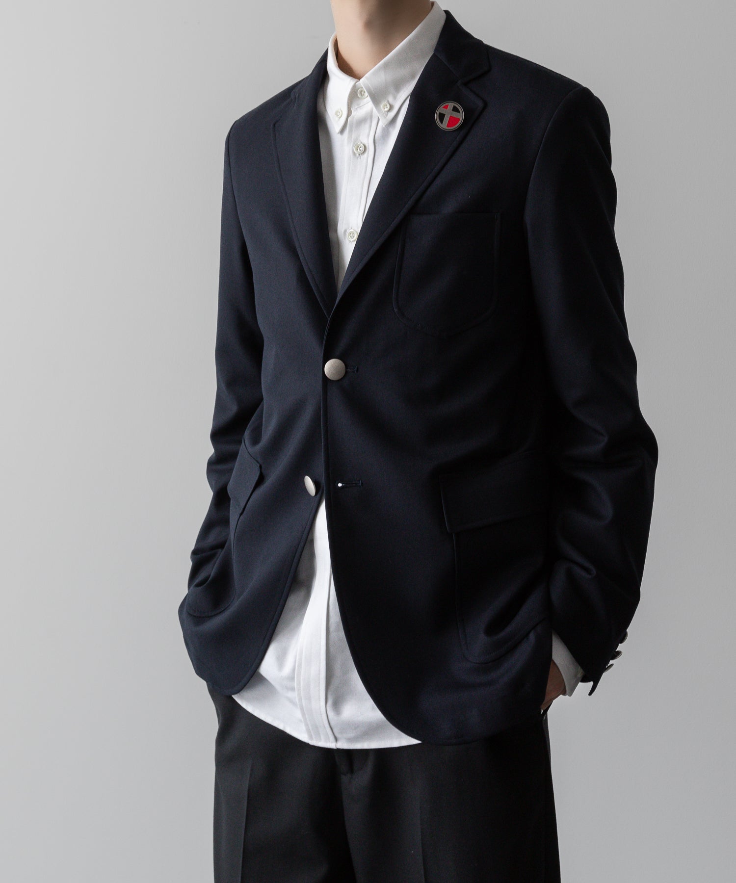 通販 オンラインショップ ネットショップ ブレザー ネイビー 紺ブレ テーラード ジャケット ファッション メンズ レディース ユニセックス 20代 30代 大人 かっこいい おしゃれ 可愛い アパレル ブランド シンプル コーデ 私服 ビジネス カジュアル アイビー アメトラ プレッピー クラシック エンブレム メタルボタン 銀ボタン 2つボタン コーデュラ バッジ ブローチ コーデ  着こなし 着画 着崩し スタイル  ストリート モード 春 夏 秋 冬 オールシーズン 通年 定番 フロント 前 シティボーイ シティガール  メンズライク 韓国 スポーツ シック セレブ 海外 ブロークコア ミックスコーデ おすすめ 日本製 シルエット 綺麗 美しい きれい ボックス