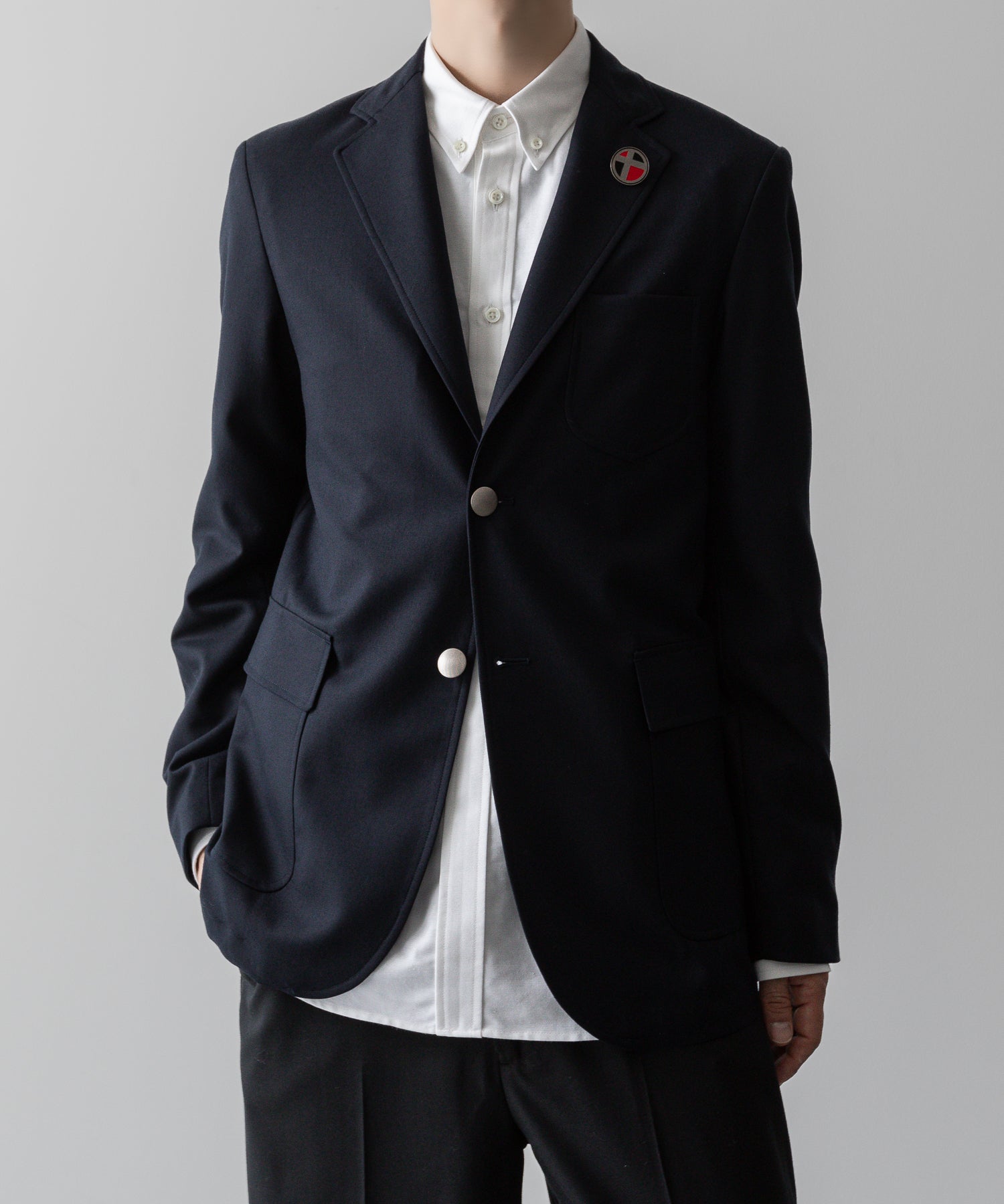 通販 オンラインショップ ネットショップ ブレザー ネイビー 紺ブレ テーラード ジャケット ファッション メンズ レディース ユニセックス 20代 30代 大人 かっこいい おしゃれ 可愛い アパレル ブランド シンプル コーデ 私服 ビジネス カジュアル アイビー アメトラ プレッピー クラシック エンブレム メタルボタン 銀ボタン 2つボタン コーデュラ バッジ ブローチ コーデ  着こなし 着画 着崩し スタイル 前 フロント  ストリート モード 春 夏 秋 冬 オールシーズン 通年 定番 フロント 前 シティボーイ シティガール  メンズライク 韓国 スポーツ シック セレブ 海外 ブロークコア ミックスコーデ おすすめ 日本製 シルエット 綺麗 美しい きれい ボックス