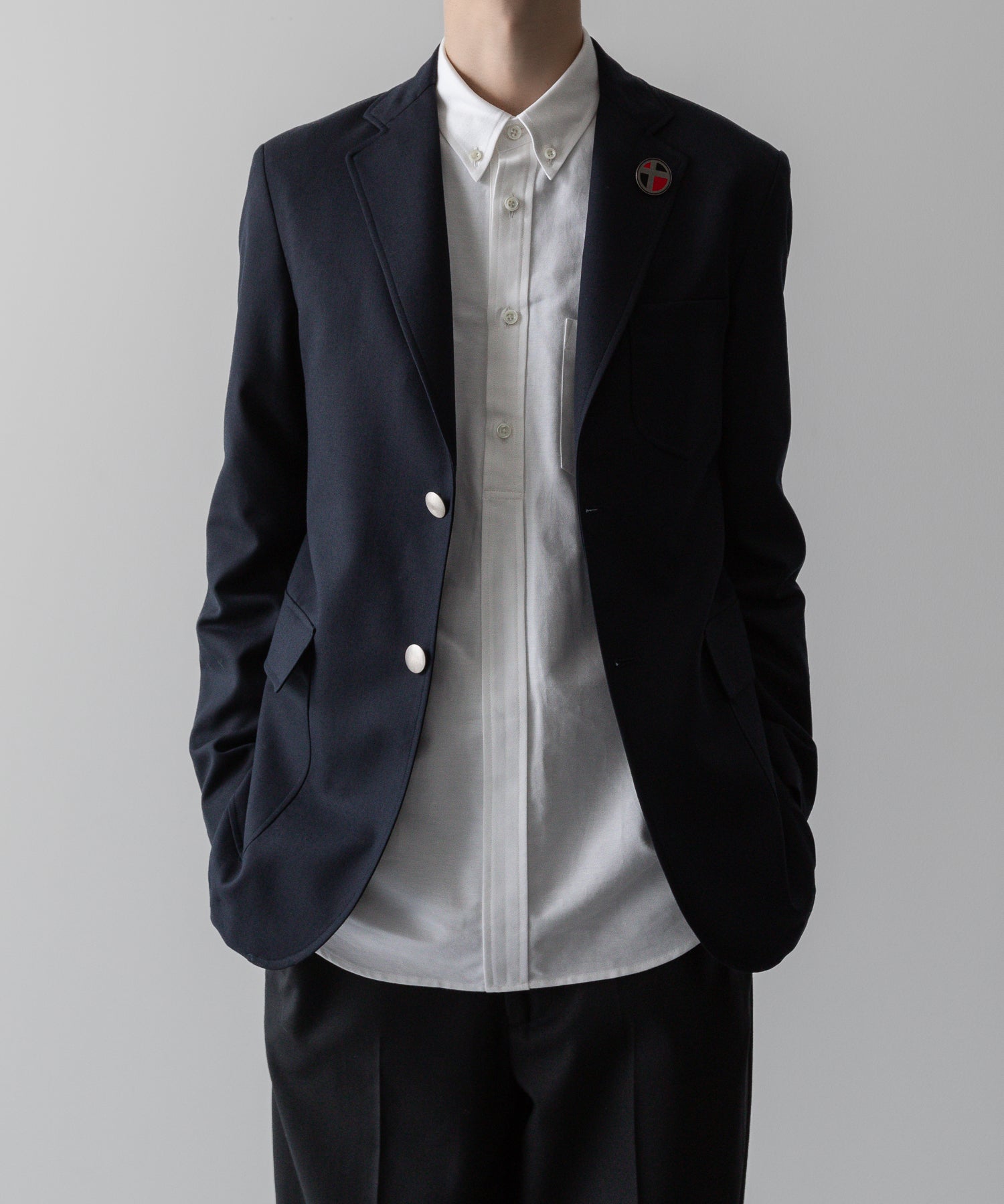 通販 オンラインショップ ネットショップ ブレザー ネイビー 紺ブレ テーラード ジャケット ファッション メンズ レディース ユニセックス 20代 30代 大人 かっこいい おしゃれ 可愛い アパレル ブランド シンプル コーデ 私服 ビジネス カジュアル アイビー アメトラ プレッピー クラシック エンブレム メタルボタン 銀ボタン 2つボタン コーデュラ バッジ ブローチ コーデ  着こなし 着画 着崩し スタイル 前 フロント  ストリート モード 春 夏 秋 冬 オールシーズン 通年 定番  フロント 前 シティボーイ シティガール  メンズライク 韓国 スポーツ シック セレブ 海外 ブロークコア ミックスコーデ おすすめ 日本製 シルエット 綺麗 美しい きれい ボックス