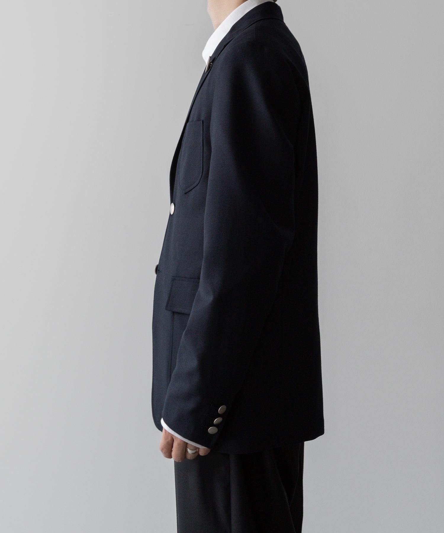 通販 オンラインショップ ネットショップ ブレザー ネイビー 紺ブレ テーラード ジャケット ファッション メンズ レディース ユニセックス 20代 30代 大人 かっこいい おしゃれ 可愛い アパレル ブランド シンプル コーデ 私服 ビジネス カジュアル アイビー アメトラ プレッピー クラシック エンブレム メタルボタン 銀ボタン 2つボタン コーデュラ バッジ ブローチ コーデ  着こなし 着画 着崩し スタイル  ストリート モード 春 夏 秋 冬 オールシーズン 通年 定番 横 シティボーイ シティガール メンズライク 韓国 スポーツ シック セレブ 海外 ブロークコア ミックスコーデ おすすめ 日本製  シルエット 綺麗 美しい きれい ボックス