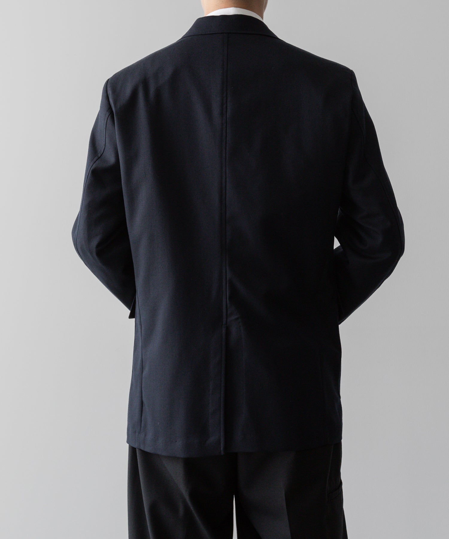 通販 オンラインショップ ネットショップ ブレザー ネイビー 紺ブレ テーラード ジャケット ファッション メンズ レディース ユニセックス 20代 30代 大人 かっこいい おしゃれ 可愛い アパレル ブランド シンプル コーデ 私服 ビジネス カジュアル アイビー アメトラ プレッピー クラシック エンブレム メタルボタン 銀ボタン 2つボタン コーデュラ バッジ ブローチ コーデ  着こなし 着画 着崩し スタイル 後  ストリート モード 春 夏 秋 冬 オールシーズン 通年 定番 後 バック シティボーイ シティガール  メンズライク 韓国 スポーツ シック セレブ 海外 ブロークコア ミックスコーデ おすすめ 日本製 シルエット 綺麗 美しい きれい ボックス