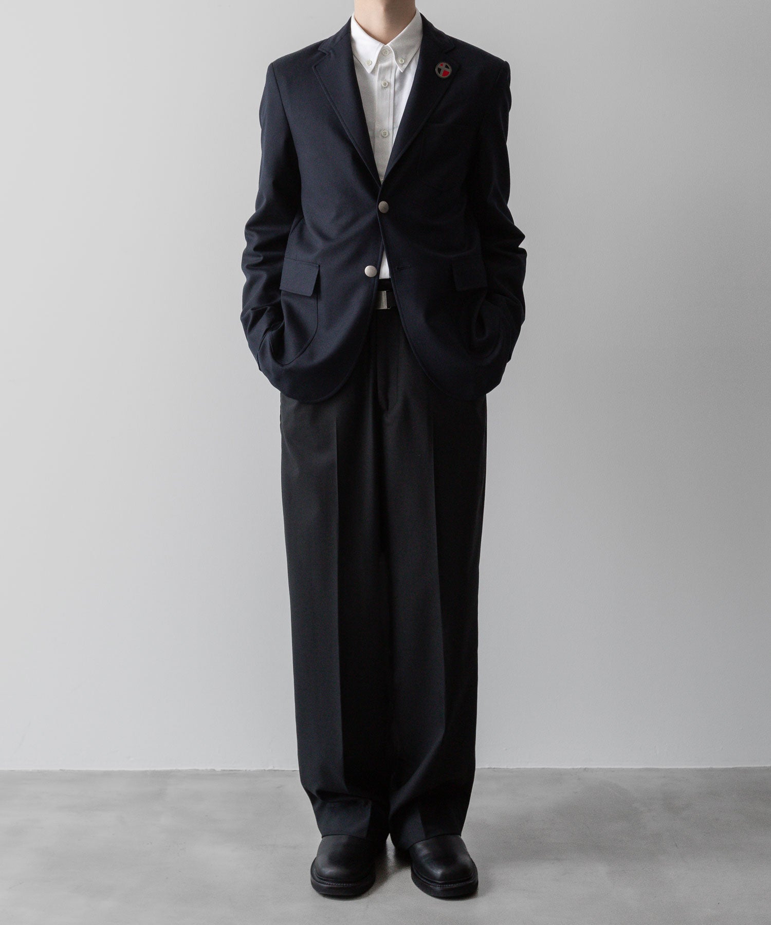 通販 オンラインショップ ネットショップ ブレザー ネイビー 紺ブレ テーラード ジャケット ファッション メンズ レディース ユニセックス 20代 30代 大人 かっこいい おしゃれ 可愛い アパレル ブランド シンプル コーデ 私服 ビジネス カジュアル アイビー アメトラ プレッピー クラシック エンブレム メタルボタン 銀ボタン 2つボタン コーデュラ バッジ ブローチ コーデ  着こなし 着画 着崩し スタイル 全身  ストリート モード 春 夏 秋 冬 オールシーズン 通年 定番  フロント 前 シティボーイ シティガール  メンズライク 韓国 スポーツ シック セレブ 海外 ブロークコア ミックスコーデ おすすめ 日本製 シルエット 綺麗 美しい きれい ボックス