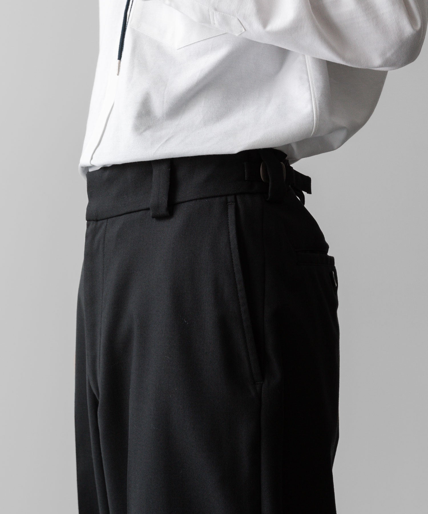 通販 オンラインショップ ネットショップ スラックス パンツ ズボン  トラスザーズ ミリタリー ベルトなし ワイド セミワイド ストレート ファスナー 太め スニーカー ローファー コーデュラ ウエスト調整 春 夏 秋 冬 オールシーズン 通年 定番 センタープレス きれいめ ノータック サイドアジャスター  ファッション メンズ レディース ユニセックス ストリート モード 20代 30代 大人 かっこいい おしゃれ 可愛い アパレル ブランド シンプル コーデ 私服 普段着 ビジネス カジュアル リラックス アイビー アメトラ プレッピー クラシック 着こなし 着画 着崩し スタイル 横 ウエスト