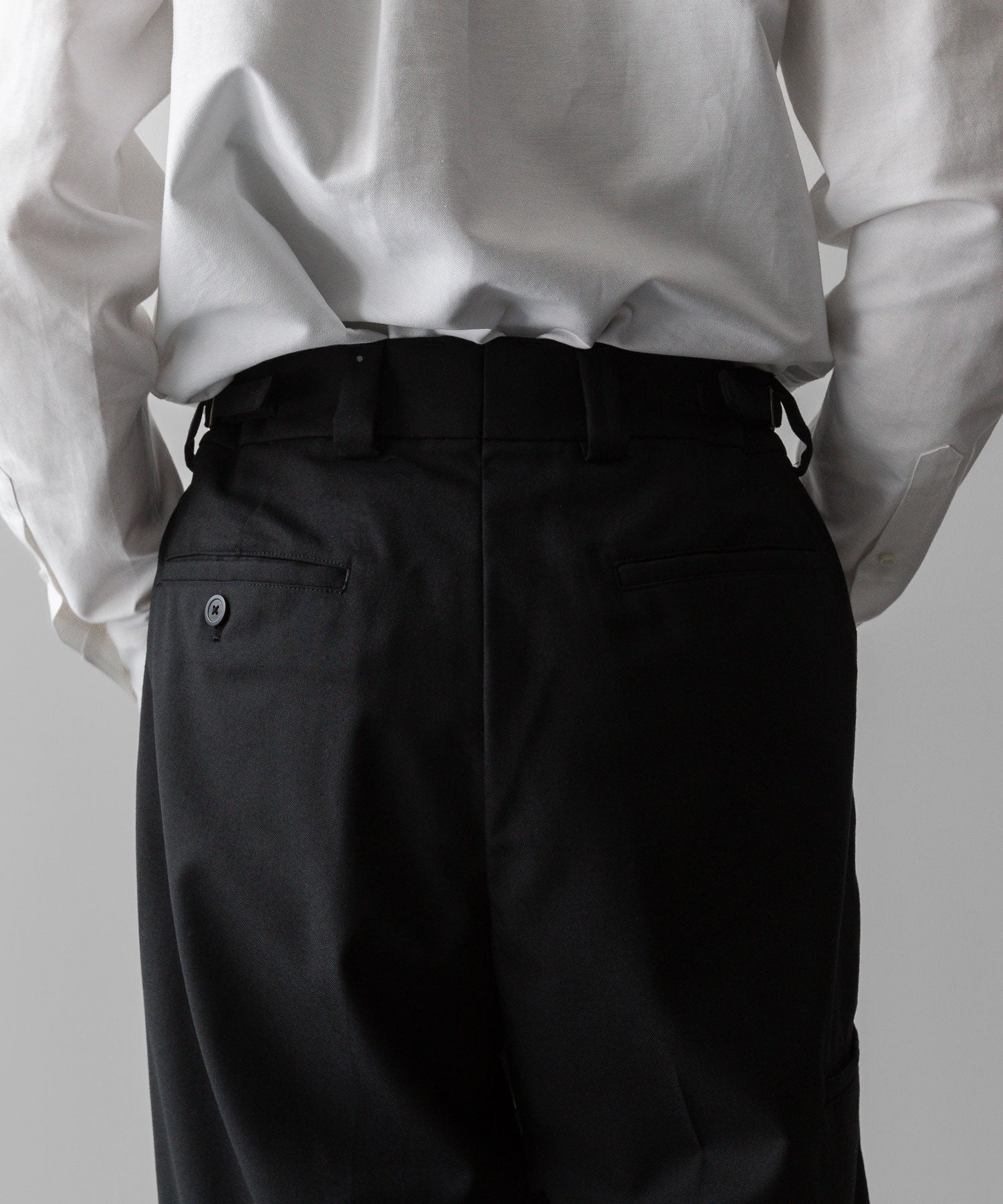 通販 オンラインショップ ネットショップ スラックス パンツ ズボン  トラスザーズ ミリタリー ベルトなし ワイド セミワイド ストレート ファスナー 太め スニーカー ローファー コーデュラ ウエスト調整 春 夏 秋 冬 オールシーズン 通年 定番 センタープレス きれいめ ノータック サイドアジャスター  ファッション メンズ レディース ユニセックス ストリート モード 20代 30代 大人 かっこいい おしゃれ 可愛い アパレル ブランド シンプル コーデ 私服 普段着 ビジネス カジュアル リラックス アイビー アメトラ プレッピー クラシック 着こなし 着画 着崩し スタイル 後 ウエスト