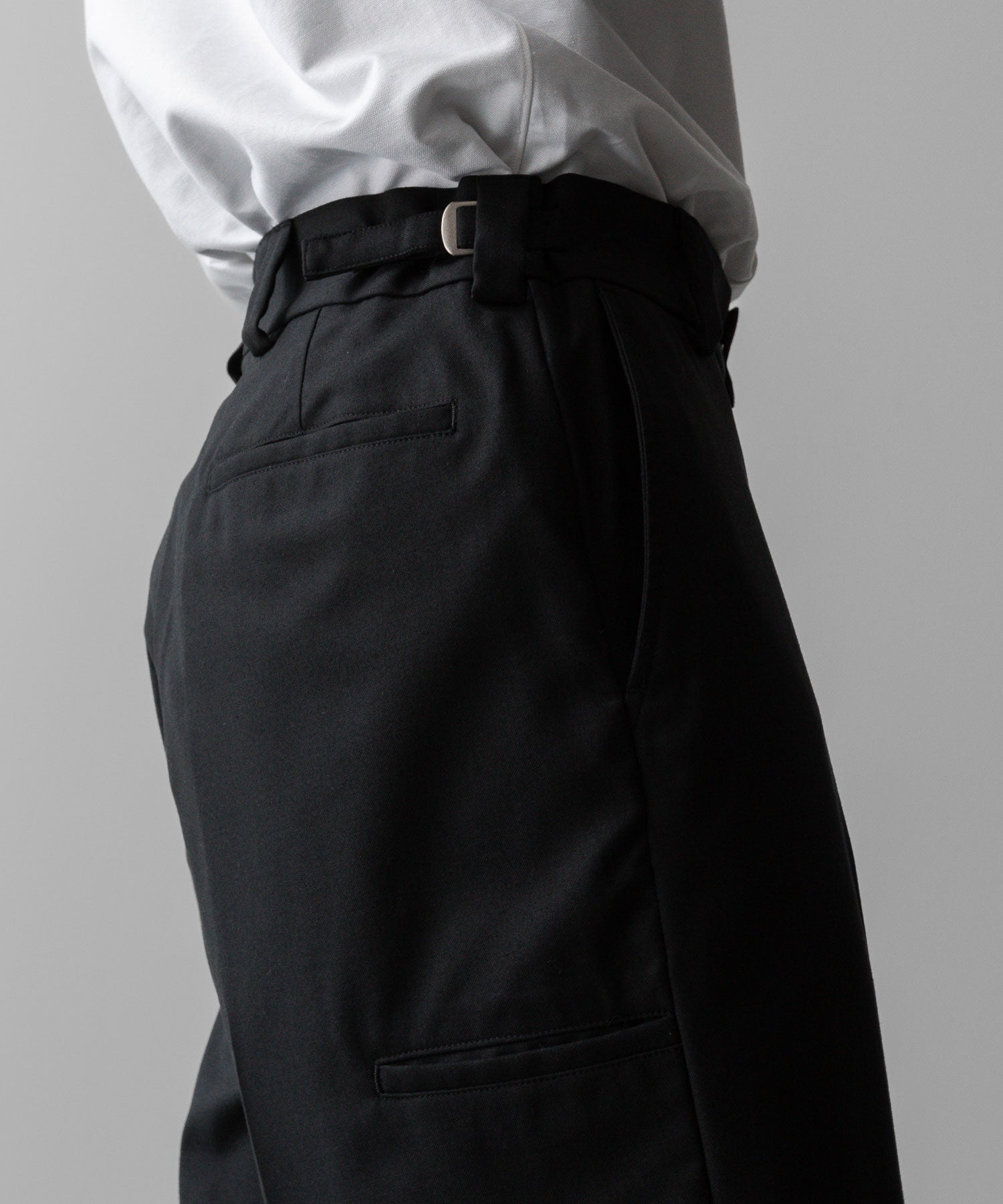 通販 オンラインショップ ネットショップ スラックス パンツ ズボン  トラスザーズ ミリタリー ベルトなし ワイド セミワイド ストレート ファスナー 太め スニーカー ローファー コーデュラ ウエスト調整 春 夏 秋 冬 オールシーズン 通年 定番 センタープレス きれいめ ノータック サイドアジャスター  ファッション メンズ レディース ユニセックス ストリート モード 20代 30代 大人 かっこいい おしゃれ 可愛い アパレル ブランド シンプル コーデ 私服 普段着 ビジネス カジュアル リラックス アイビー アメトラ プレッピー クラシック 着こなし 着画 着崩し スタイル 横 ウエスト