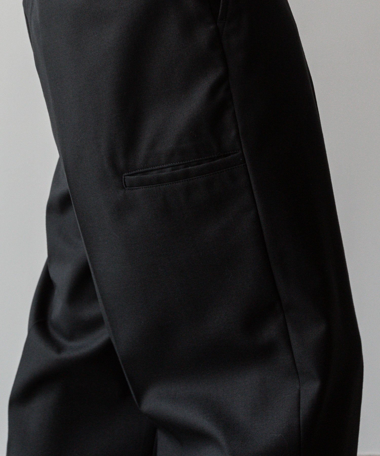 通販 オンラインショップ ネットショップ スラックス パンツ ズボン  トラスザーズ ミリタリー ベルトなし ワイド セミワイド ストレート ファスナー 太め スニーカー ローファー コーデュラ ウエスト調整 春 夏 秋 冬 オールシーズン 通年 定番 センタープレス きれいめ ノータック サイドアジャスター  ファッション メンズ レディース ユニセックス ストリート モード 20代 30代 大人 かっこいい おしゃれ 可愛い アパレル ブランド シンプル コーデ 私服 普段着 ビジネス カジュアル リラックス アイビー アメトラ プレッピー クラシック 着こなし 着画 着崩し スタイル 腿