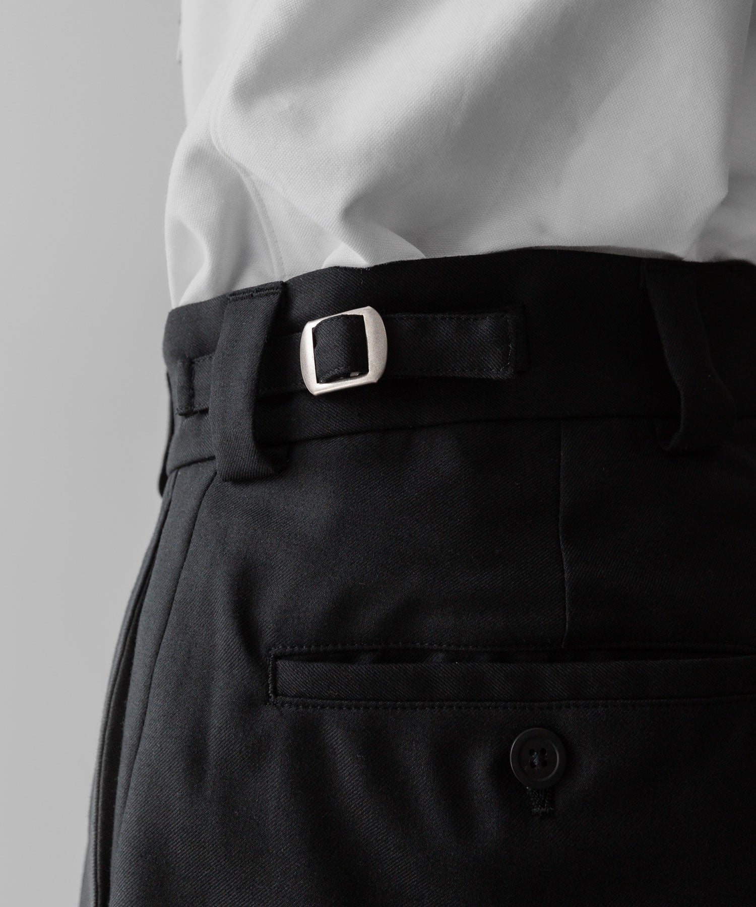 通販 オンラインショップ ネットショップ スラックス パンツ ズボン  トラスザーズ ミリタリー ベルトなし ワイド セミワイド ストレート ファスナー 太め スニーカー ローファー コーデュラ ウエスト調整 春 夏 秋 冬 オールシーズン 通年 定番 センタープレス きれいめ ノータック サイドアジャスター  ファッション メンズ レディース ユニセックス ストリート モード 20代 30代 大人 かっこいい おしゃれ 可愛い アパレル ブランド シンプル コーデ 私服 普段着 ビジネス カジュアル リラックス アイビー アメトラ プレッピー クラシック 着こなし 着画 着崩し スタイル 横 ウエスト バックル