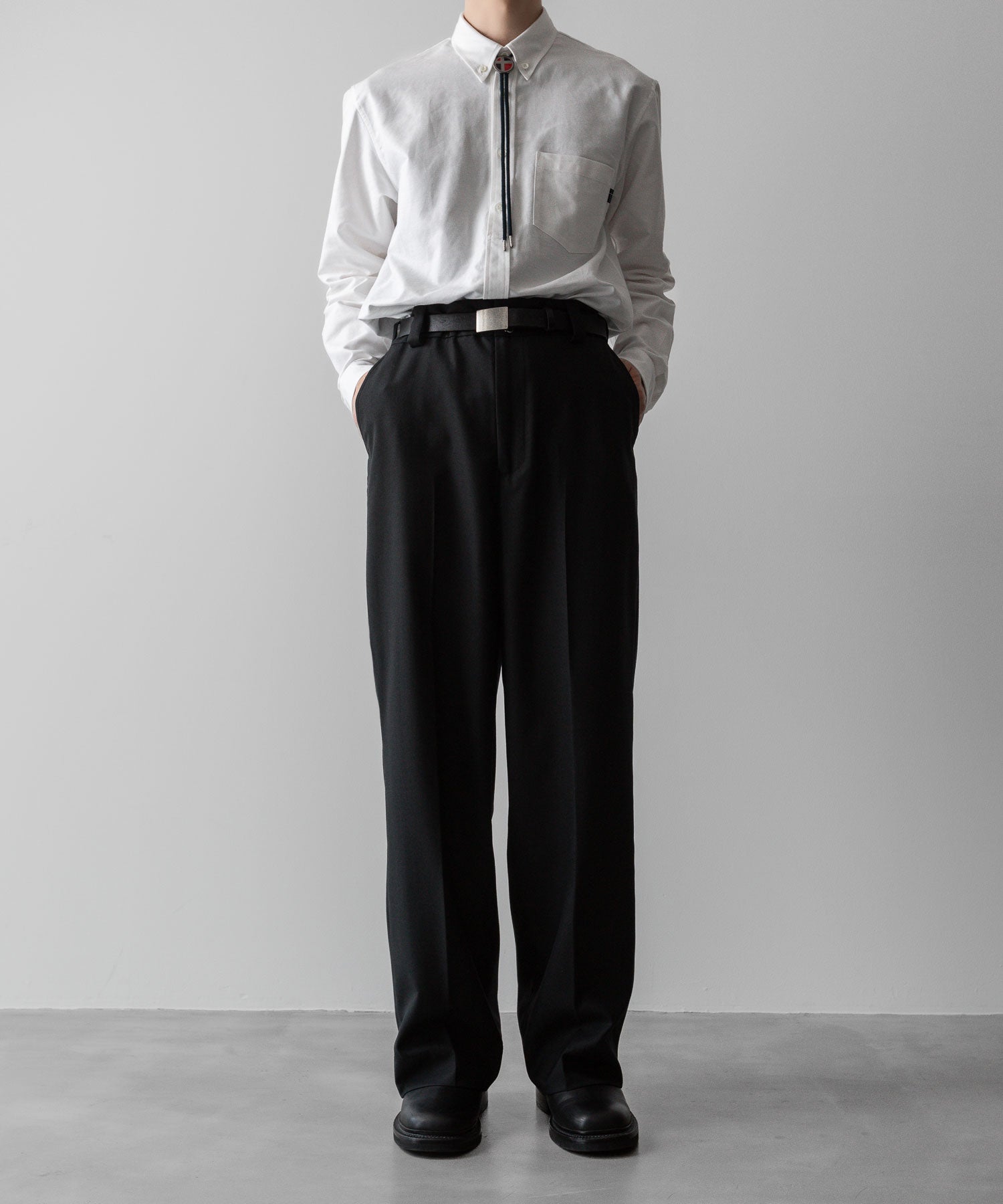 通販 オンラインショップ ネットショップ スラックス パンツ ズボン  トラスザーズ ミリタリー ベルトなし ワイド セミワイド ストレート ファスナー 太め スニーカー ローファー コーデュラ ウエスト調整 春 夏 秋 冬 オールシーズン 通年 定番 センタープレス きれいめ ノータック サイドアジャスター  ファッション メンズ レディース ユニセックス ストリート モード 20代 30代 大人 かっこいい おしゃれ 可愛い アパレル ブランド シンプル コーデ 私服 普段着 ビジネス カジュアル リラックス アイビー アメトラ プレッピー クラシック 着こなし 着画 着崩し スタイル 前 フロント 全身 シティボーイ シティガール シルエット メンズライク 韓国 スポーツ シック セレブ 海外 ブロークコア ミックスコーデ おすすめ シルエット 綺麗 美しい きれい