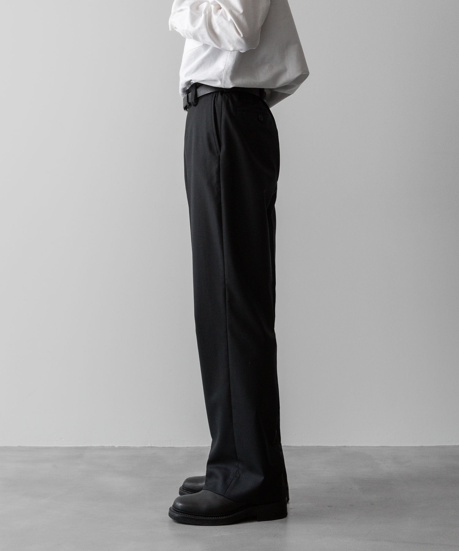 通販 オンラインショップ ネットショップ スラックス パンツ ズボン  トラスザーズ ミリタリー ベルトなし ワイド セミワイド ストレート ファスナー 太め スニーカー ローファー コーデュラ ウエスト調整 春 夏 秋 冬 オールシーズン 通年 定番 センタープレス きれいめ ノータック サイドアジャスター  ファッション メンズ レディース ユニセックス ストリート モード 20代 30代 大人 かっこいい おしゃれ 可愛い アパレル ブランド シンプル コーデ 私服 普段着 ビジネス カジュアル リラックス アイビー アメトラ プレッピー クラシック 着こなし 着画 着崩し スタイル 横 シティボーイ シティガール シルエット  メンズライク 韓国 スポーツ シック セレブ 海外 ブロークコア ミックスコーデ おすすめ  シルエット 綺麗 美しい きれい