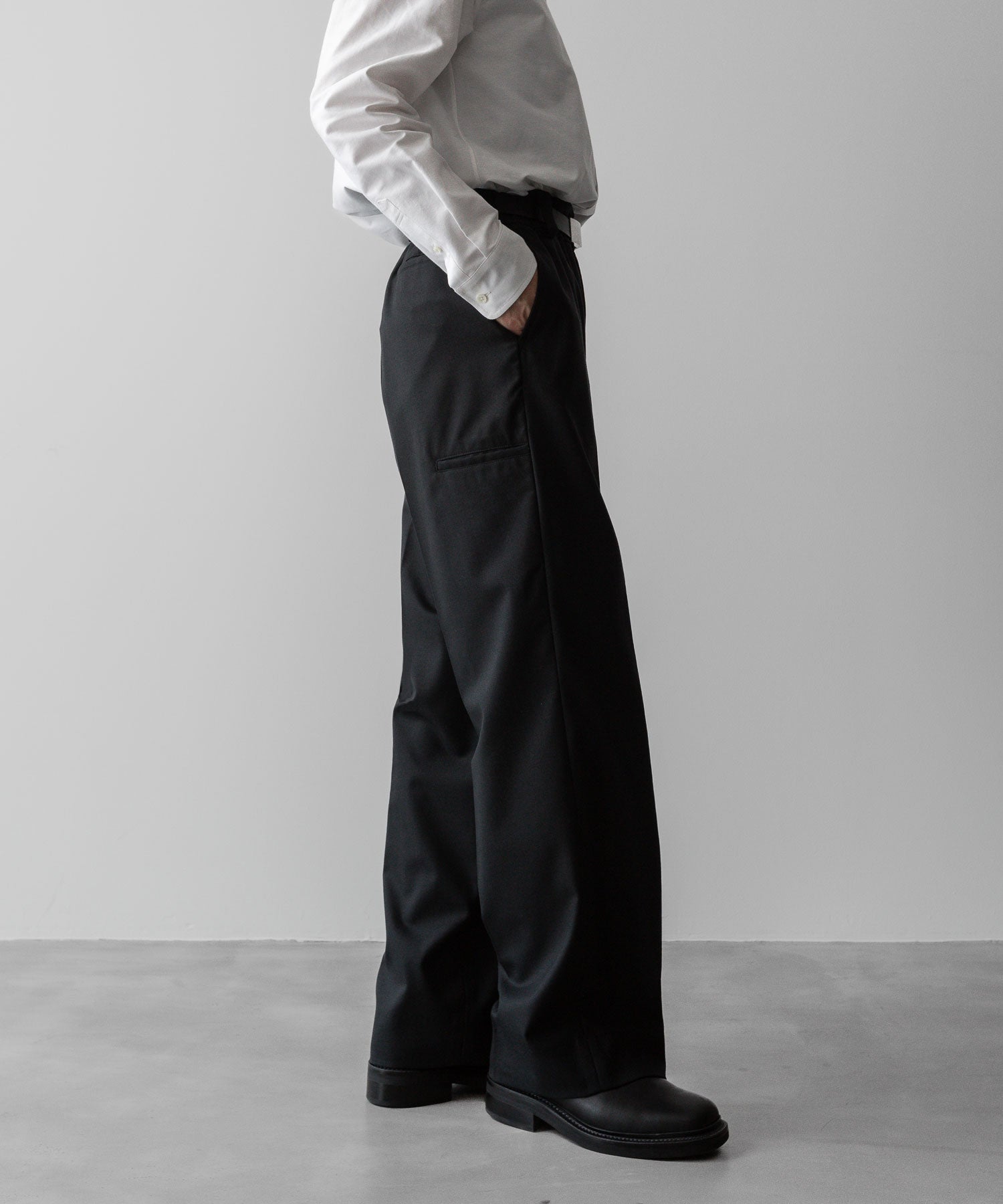 通販 オンラインショップ ネットショップ スラックス パンツ ズボン  トラスザーズ ミリタリー ベルトなし ワイド セミワイド ストレート ファスナー 太め スニーカー ローファー コーデュラ ウエスト調整 春 夏 秋 冬 オールシーズン 通年 定番 センタープレス きれいめ ノータック サイドアジャスター  ファッション メンズ レディース ユニセックス ストリート モード 20代 30代 大人 かっこいい おしゃれ 可愛い アパレル ブランド シンプル コーデ 私服 普段着 ビジネス カジュアル リラックス アイビー アメトラ プレッピー クラシック 着こなし 着画 着崩し スタイル 横 シティボーイ シティガール シルエット  メンズライク 韓国 スポーツ シック セレブ 海外 ブロークコア ミックスコーデ  ダンス おすすめ  シルエット 綺麗 美しい きれい