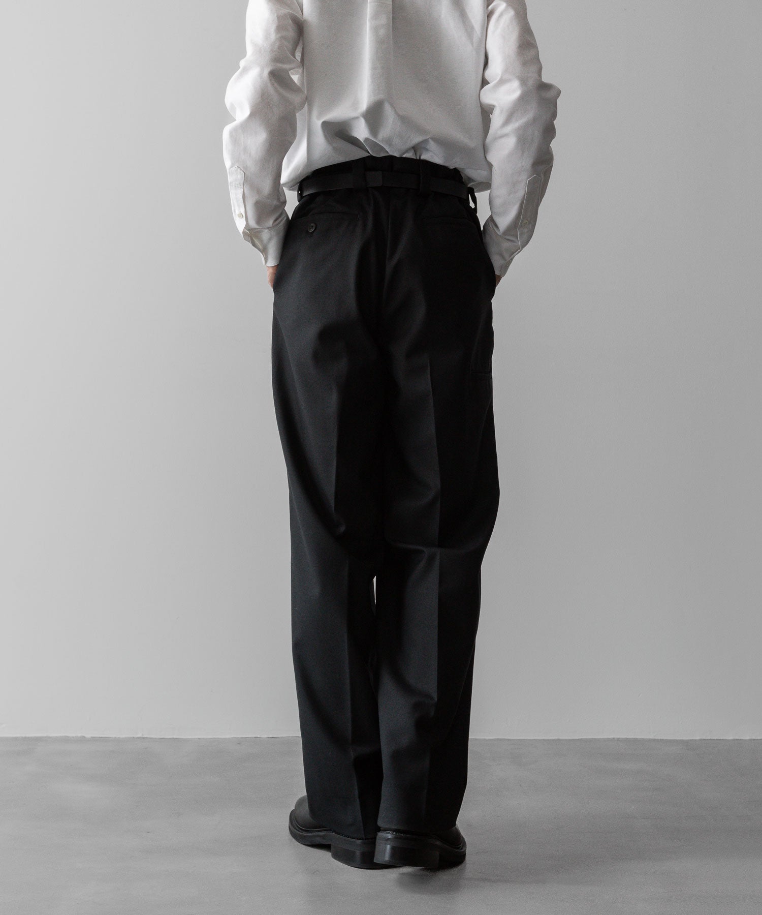 通販 オンラインショップ ネットショップ スラックス パンツ ズボン  トラスザーズ ミリタリー ベルトなし ワイド セミワイド ストレート ファスナー 太め スニーカー ローファー コーデュラ ウエスト調整 春 夏 秋 冬 オールシーズン 通年 定番 センタープレス きれいめ ノータック サイドアジャスター  ファッション メンズ レディース ユニセックス ストリート モード 20代 30代 大人 かっこいい おしゃれ 可愛い アパレル ブランド シンプル コーデ 私服 普段着 ビジネス カジュアル リラックス アイビー アメトラ プレッピー クラシック 着こなし 着画 着崩し スタイル 後 バック シティボーイ シティガール シルエット  メンズライク 韓国 スポーツ シック セレブ 海外 ブロークコア ミックスコーデ  ダンス おすすめ  シルエット 綺麗 美しい きれい