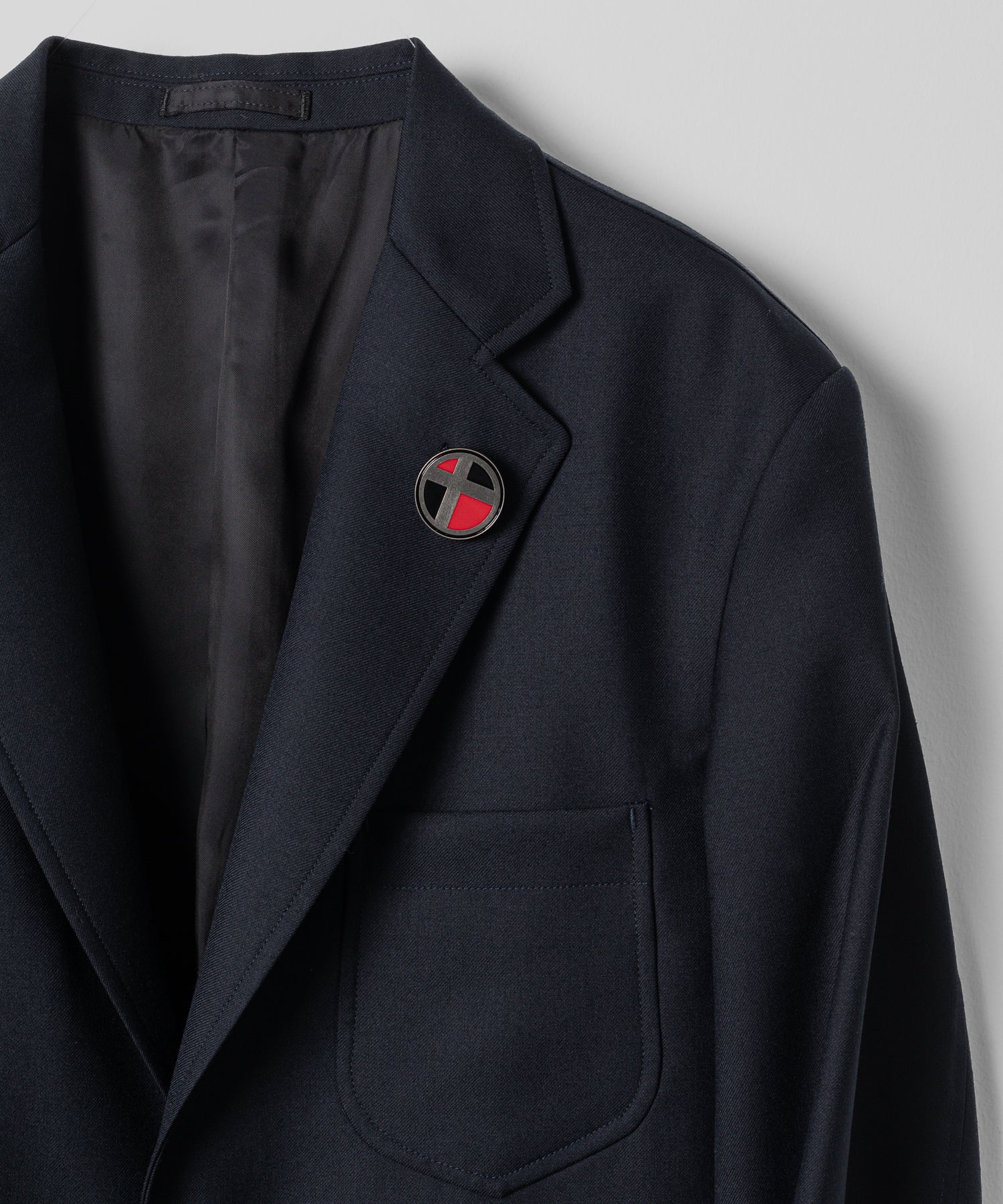 ブレザー ネイビー 紺ブレ テーラード ジャケット ファッション メンズ レディース ユニセックス 20代 30代 大人 かっこいい おしゃれ 可愛い アパレル ブランド シンプル コーデ 私服 ビジネス カジュアル アイビー アメトラ プレッピー クラシック エンブレム メタルボタン 銀ボタン 2つボタン コーデュラ バッジ ブローチ  ストリート モード 春 夏 秋 冬 オールシーズン 通年 定番 胸