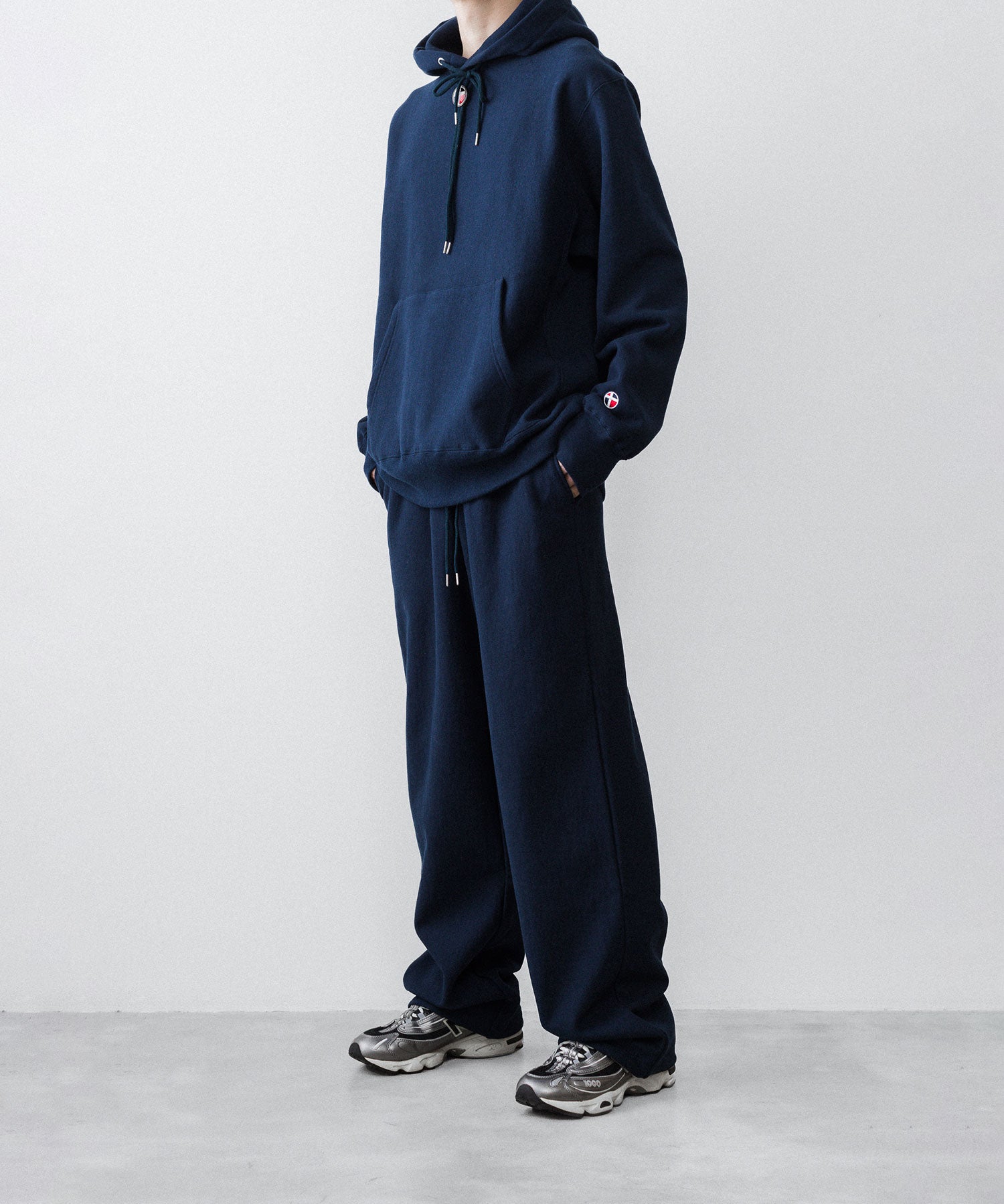 通販 オンラインショップ ネットショップ パーカー フーディ スウェット parker hoodie hoodedsweatshirt sweatshirt ヘビーウェイト heavyweight 厚手 フード オーバーサイズ 大きめ 春 夏 秋 冬 オールシーズン 通年 定番 きれいめ ファッション ブランド メンズ レディース ユニセックス ストリート モード 20代 30代 大人 かっこいい おしゃれ 可愛い アパレル ブランド シンプル コーデ 私服 普段着 リラックス カジュアル アメカジ  アイビー アメトラ プレッピー  着崩し スタイル  ポーラータイ ループタイ 着こなし コーデ 着画 着崩し スタイル 裏起毛 暖かい 14オンス 15オンス 14oz 15oz ネイビー 紺 シルエット セットアップ 上下 セットsweatpant ワイド セミワイド ストレート 大きめ 長め 裾調整 ゆったり 裾 ゴム 丈長め トレンド 日本製 流行 ドローコード 紐 リラックス ネイビー 紺 コーデ  着こなし 着画 着用画像 スタイル シルエット 綺麗 きれい 美しい 全身 前 フロント