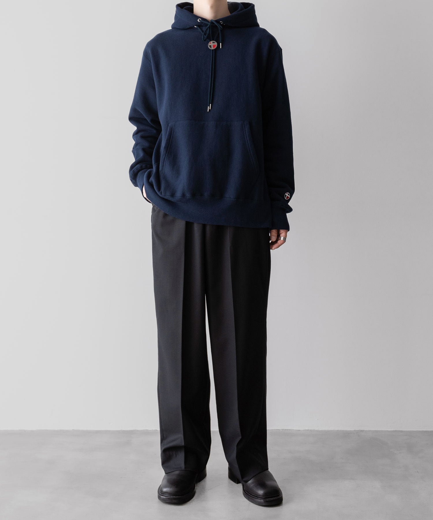 通販 オンラインショップ ネットショップ パーカー フーディ スウェット parker hoodie hoodedsweatshirt sweatshirt ヘビーウェイト heavyweight 厚手 フード オーバーサイズ 大きめ 春 夏 秋 冬 オールシーズン 通年 定番 きれいめ ファッション ブランド メンズ レディース ユニセックス ストリート モード 20代 30代 大人 かっこいい おしゃれ 可愛い アパレル ブランド シンプル コーデ 私服 普段着 リラックス カジュアル アメカジ  アイビー アメトラ プレッピー  着崩し スタイル  ポーラータイ ループタイ 着こなし コーデ 着画 着崩し スタイル フロント 前 全身 裏起毛 暖かい   14オンス 15オンス 14oz 15oz ネイビー 紺 シルエット シティボーイ シティガール  メンズライク 韓国 スポーツ スポーツミックス スポーツmix スポーティー アクティブ シック セレブ 海外 アスレチック ブロークコア ミックスコーデ  ダンス おすすめ 綿100