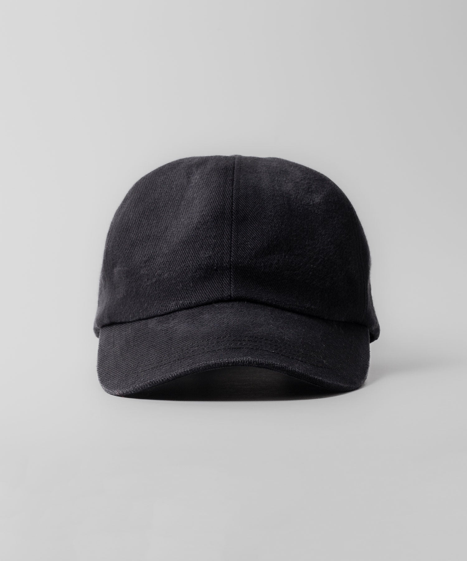 通販 オンラインショップ ネットショップ  キャップ ツイル 硫化染 6パネル ダメージ加工 クラッシュ加工 刺繍 帽子 深め 春 夏 秋 冬 オールシーズン 通年 定番 きれいめ 綺麗め 黒 ブラック ファッション ストリート モード カジュアル メンズ レディース ユニセックス 20代 30代 大人 かっこいい 可愛い おしゃれ アパレル ブランド アジャスター バックル コットン アイビー アメトラ プレッピー クラシック トラッド 似合う ロゴ ツバ 長い 長め シティボーイ シティガール メンズライク ビンテージライク ビンテージ加工 ヴィンテージ