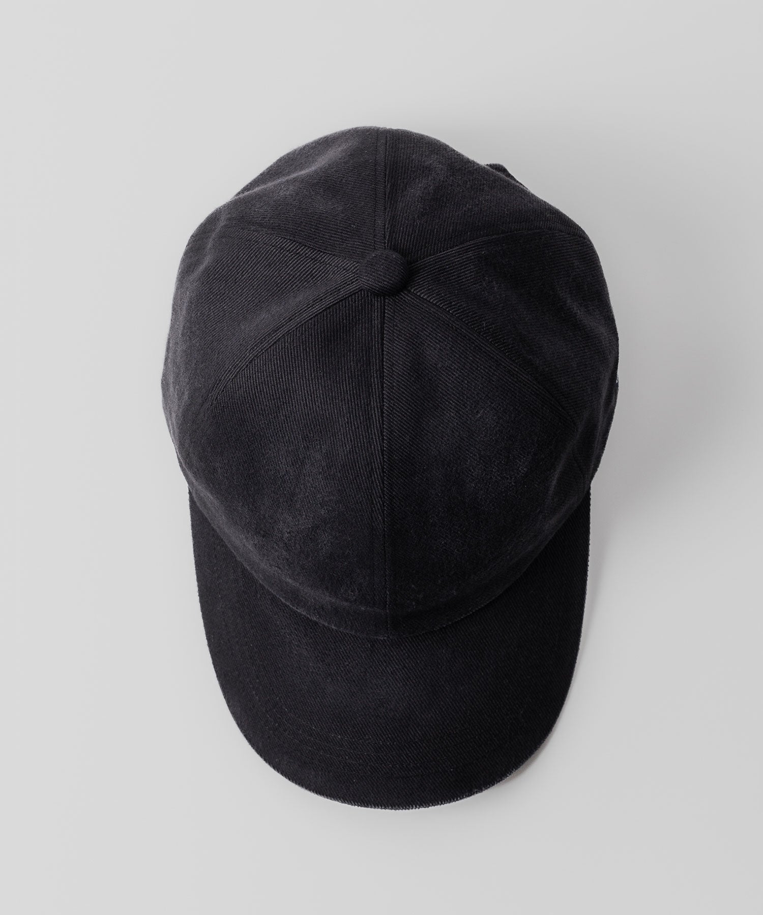 通販 オンラインショップ ネットショップ  キャップ ツイル 硫化染 6パネル ダメージ加工 クラッシュ加工 刺繍 帽子 深め 春 夏 秋 冬 オールシーズン 通年 定番 きれいめ 綺麗め 黒 ブラック ファッション ストリート モード カジュアル メンズ レディース ユニセックス 20代 30代 大人 かっこいい 可愛い おしゃれ アパレル ブランド アジャスター バックル コットン アイビー アメトラ プレッピー クラシック トラッド 似合う ロゴ ツバ 長い 長め シティボーイ シティガール メンズライク ビンテージライク ビンテージ加工 ヴィンテージ