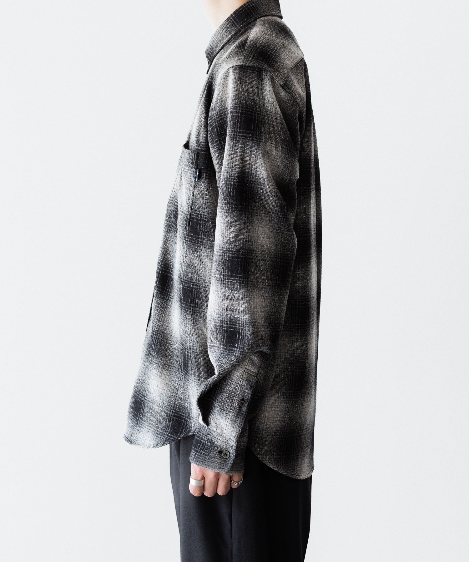 通販 オンラインショップ ネットショップ 毛 ウール ウール混 春 秋 冬 定番 きれいめ 綺麗め ファッション ブランド メンズ レディース ユニセックス ストリート モード 20代 30代 大人 かっこいい おしゃれ 可愛い アパレル シンプル コーデ 私服 普段着 リラックス カジュアル アメカジ  アイビー アメトラ プレッピー シティボーイ シティガール メンズライク 韓国 シック セレブ 海外 アスレチック ブロークコア ミックスコーデ トレンド 日本製 流行 ボタンダウン プルオーバー 貝ボタン オンブレ チェック 長袖 オーバーサイズ おすすめ タックイン 60s 70s 60年代 70年代 ネルシャツ ノームコア 胸ポケット ピスネーム グラデーション リラックスフィット シャドー 白黒 黒白 ブラック ホワイト ブラック系 コーデ  着こなし 着画 着用画像 スタイル 横