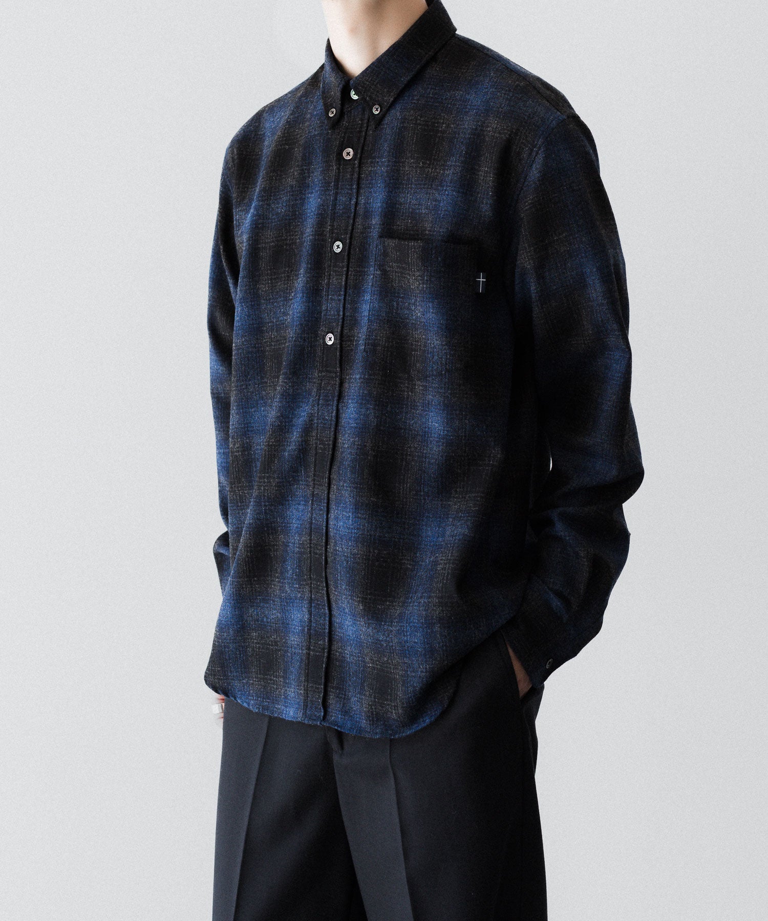 通販 オンラインショップ ネットショップ 毛 ウール ウール混 春 秋 冬 定番 きれいめ 綺麗め ファッション ブランド メンズ レディース ユニセックス ストリート モード 20代 30代 大人 かっこいい おしゃれ 可愛い アパレル シンプル コーデ 私服 普段着 リラックス カジュアル アメカジ  アイビー アメトラ プレッピー シティボーイ シティガール メンズライク 韓国 シック セレブ 海外 アスレチック ブロークコア ミックスコーデ トレンド 日本製 流行 ボタンダウン プルオーバー 貝ボタン オンブレ チェック 長袖 オーバーサイズ おすすめ タックイン 60s 70s 60年代 70年代 ネルシャツ ノームコア 胸ポケット ピスネーム グラデーション リラックスフィット 青黒 黒青 ブラック ブルー ネイビー ブルー系 シャドー コーデ  着こなし 着画 着用画像 スタイル