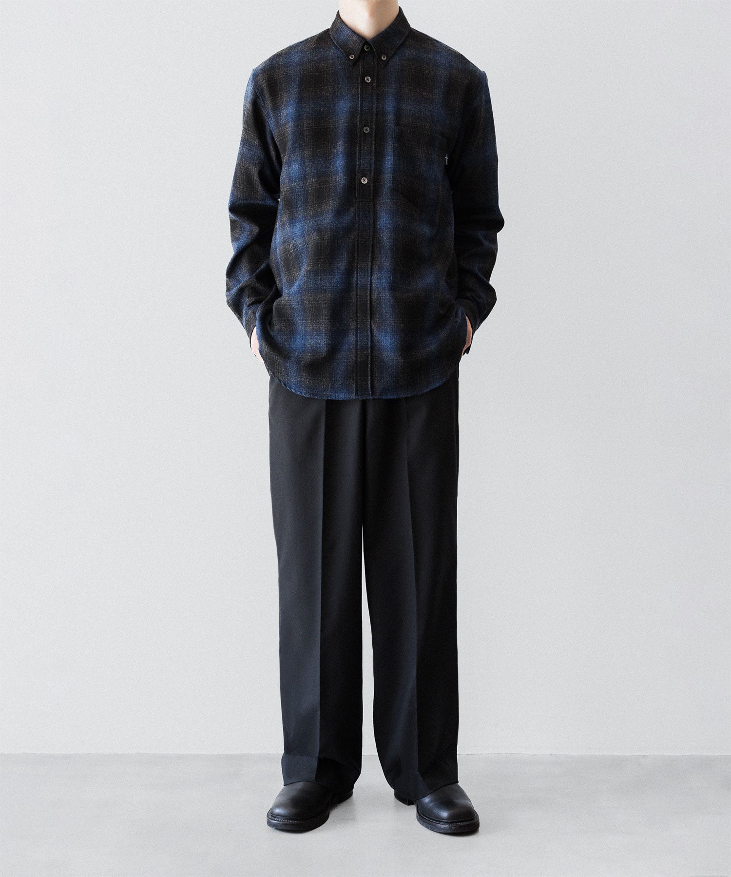 通販 オンラインショップ ネットショップ 毛 ウール ウール混 春 秋 冬 定番 きれいめ 綺麗め ファッション ブランド メンズ レディース ユニセックス ストリート モード 20代 30代 大人 かっこいい おしゃれ 可愛い アパレル シンプル コーデ 私服 普段着 リラックス カジュアル アメカジ  アイビー アメトラ プレッピー シティボーイ シティガール メンズライク 韓国 シック セレブ 海外 アスレチック ブロークコア ミックスコーデ トレンド 日本製 流行 ボタンダウン プルオーバー 貝ボタン オンブレ チェック 長袖 オーバーサイズ おすすめ タックイン 60s 70s 60年代 70年代 ネルシャツ ノームコア 胸ポケット ピスネーム グラデーション リラックスフィット 青黒 黒青 ブラック ブルー ネイビー ブルー系 シャドー コーデ  着こなし 着画 着用画像 スタイル 前 フロント 全身