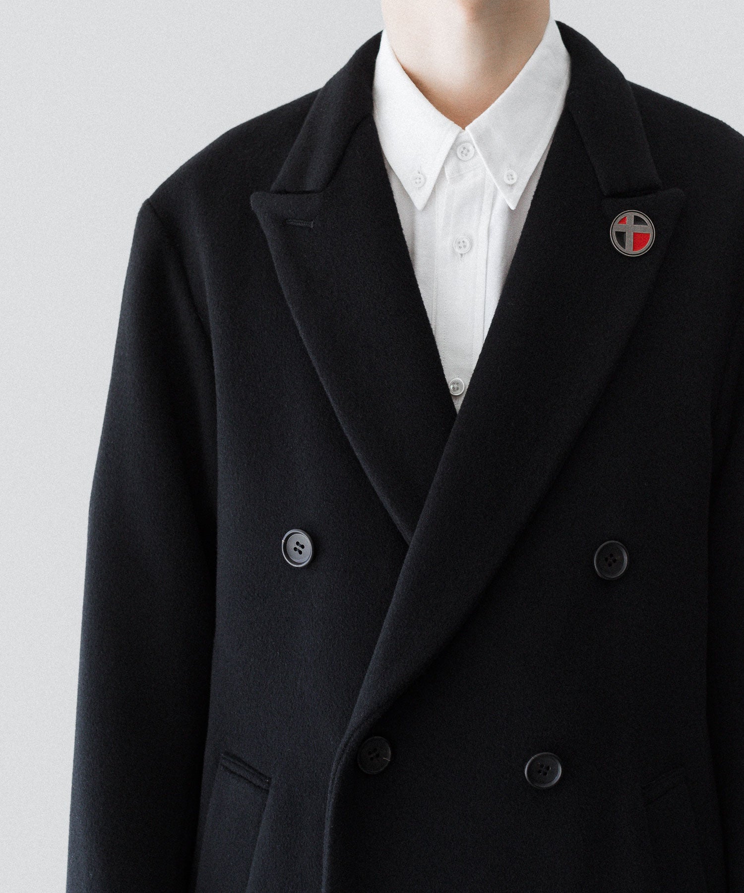 通販 オンラインショップ ネットショップ ダブル ブレスト チェスター コート ウール バージンウール ヴァージンウール 100 スーパー120 super120 秋 冬 定番 シンプル きれいめ 綺麗め ファッション ブランド メンズ レディース ユニセックス ストリート モード 20代 30代 大人 かっこいい おしゃれ 可愛い アパレル シンプル コーデ 私服 普段着 リラックス カジュアル アメカジ アイビー アメトラ プレッピー シティボーイ シティガール メンズライク 韓国 シック セレブ 海外 アスレチック ノームコア ブロークコア ミックスコーデ ゆったり ロング丈 マキシ丈 丈長め トレンド 日本製 流行 スーツ 黒 ブラック 似合う オーバーサイズ ビーバー 水牛ボタン 本水牛 ピークド ラペル 高級 高品質 おすすめ 前 フロント 着画