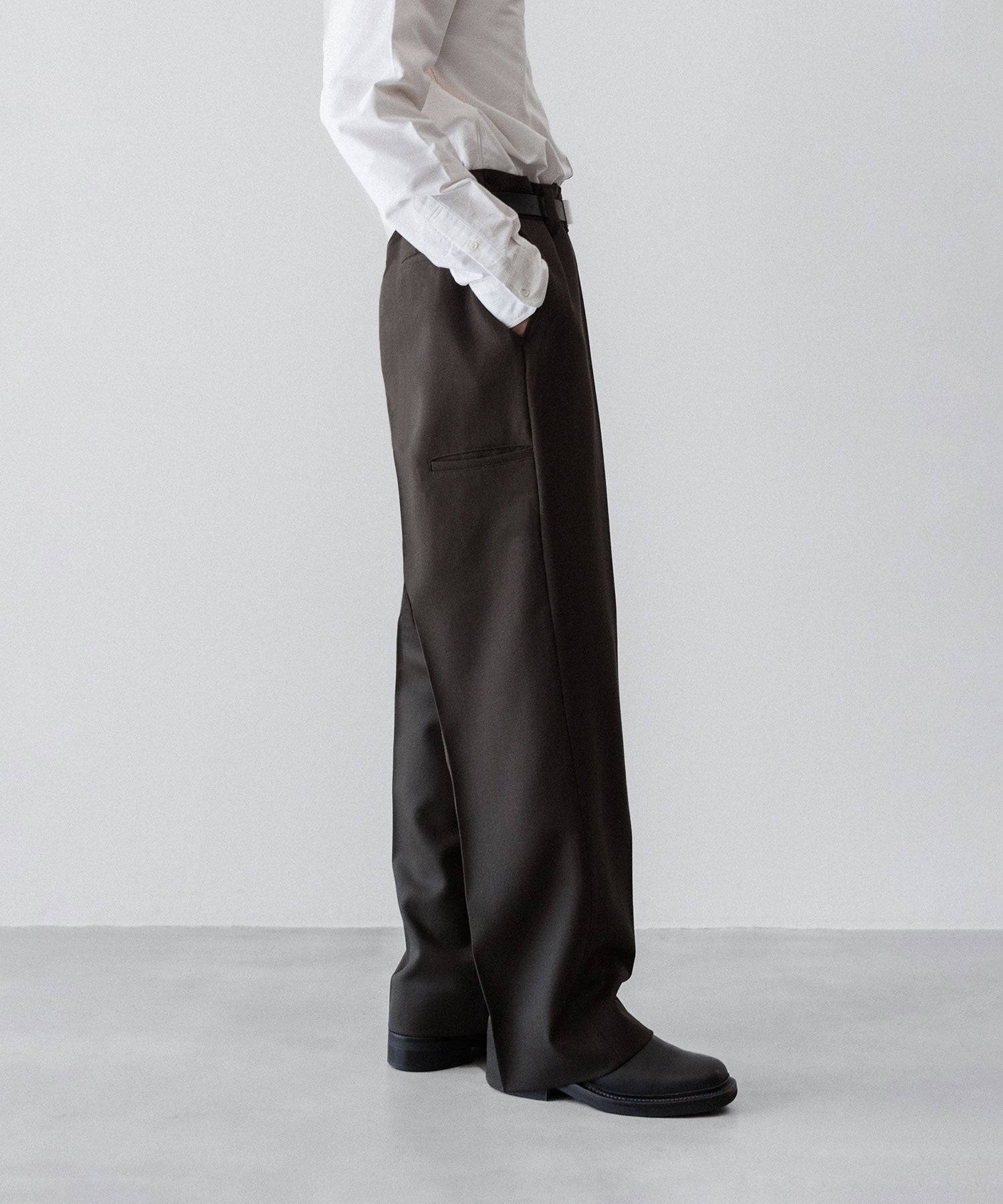 通販 オンラインショップ ネットショップ ウール バージンウール ヴァージンウール 100 春 秋 冬 定番 きれいめ 綺麗め ファッション ブランド メンズ レディース ユニセックス ストリート モード 20代 30代 大人 かっこいい おしゃれ 可愛い アパレル シンプル コーデ 私服 普段着 リラックス カジュアル アメカジ  アイビー アメトラ プレッピー シティボーイ シティガール メンズライク 韓国 シック セレブ 海外 アスレチック ノームコア ブロークコア ミックスコーデ トレンド 日本製 流行 スラックス パンツ ズボン トラスザーズ ミリタリー ベルトなし ワイド セミワイド ストレート ファスナー 太め スニーカー ローファー  センタープレス ノータック サイドアジャスター 茶色 ブラウン ダークブラウン 茶系 イギリス 軍 ギャバジン ツイル 高級 高品質 おすすめ コーデ  着こなし 着画 着用画像 スタイル 横 サイド