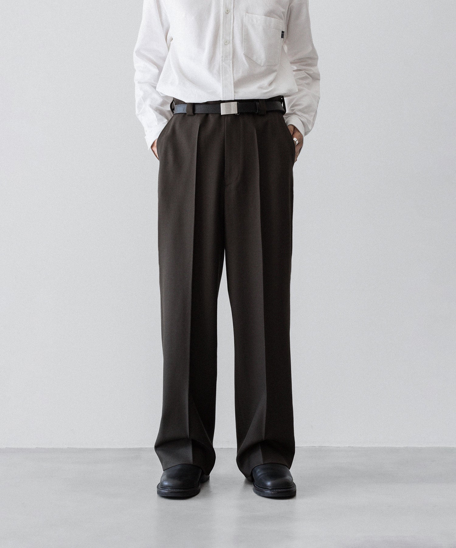 通販 オンラインショップ ネットショップ ウール バージンウール ヴァージンウール 100 春 秋 冬 定番 きれいめ 綺麗め ファッション ブランド メンズ レディース ユニセックス ストリート モード 20代 30代 大人 かっこいい おしゃれ 可愛い アパレル シンプル コーデ 私服 普段着 リラックス カジュアル アメカジ  アイビー アメトラ プレッピー シティボーイ シティガール メンズライク 韓国 シック セレブ 海外 アスレチック ノームコア ブロークコア ミックスコーデ トレンド 日本製 流行 スラックス パンツ ズボン トラスザーズ ミリタリー ベルトなし ワイド セミワイド ストレート ファスナー 太め スニーカー ローファー  センタープレス ノータック サイドアジャスター 茶色 ブラウン ダークブラウン 茶系 イギリス 軍 ギャバジン ツイル 高級 高品質 おすすめ コーデ  着こなし 着画 着用画像 スタイル フロント 前