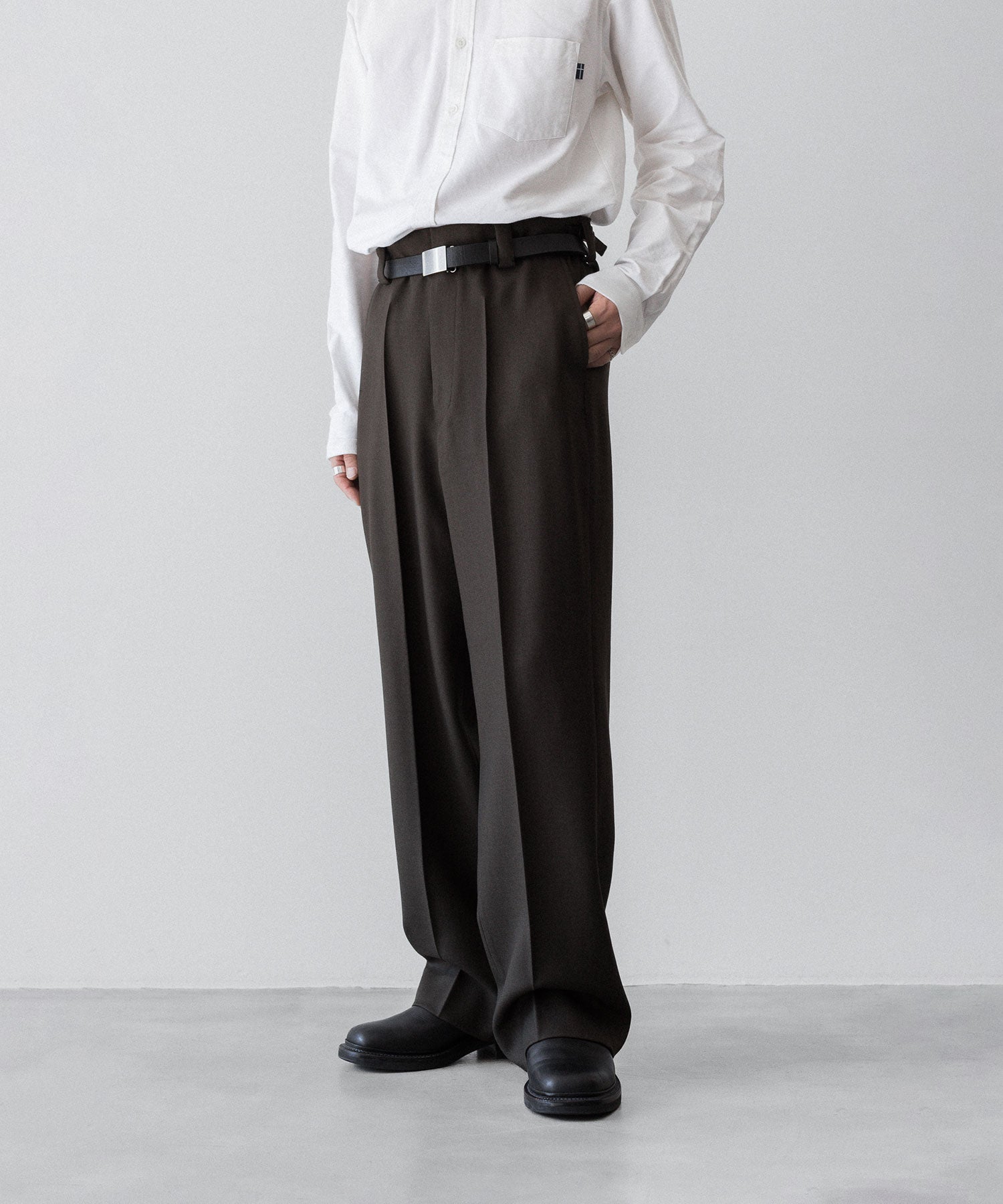 通販 オンラインショップ ネットショップ ウール バージンウール ヴァージンウール 100 春 秋 冬 定番 きれいめ 綺麗め ファッション ブランド メンズ レディース ユニセックス ストリート モード 20代 30代 大人 かっこいい おしゃれ 可愛い アパレル シンプル コーデ 私服 普段着 リラックス カジュアル アメカジ  アイビー アメトラ プレッピー シティボーイ シティガール メンズライク 韓国 シック セレブ 海外 アスレチック ノームコア ブロークコア ミックスコーデ トレンド 日本製 流行 スラックス パンツ ズボン トラスザーズ ミリタリー ベルトなし ワイド セミワイド ストレート ファスナー 太め スニーカー ローファー  センタープレス ノータック サイドアジャスター 茶色 ブラウン ダークブラウン 茶系 イギリス 軍 ギャバジン ツイル 高級 高品質 おすすめ コーデ  着こなし 着画 着用画像 スタイル