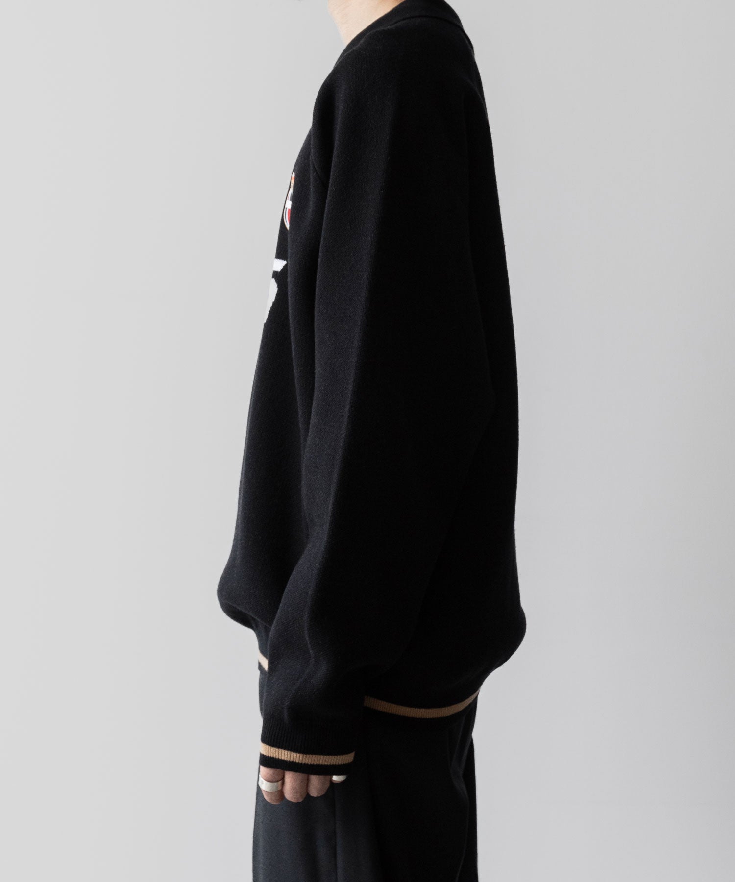 通販 オンラインショップ ネットショップ football jersey フットボール ジャージ サッカーシャツ ゲームシャツ ユニ ブラック ファッション ストリート モード メンズ レディース ユニセックス 20代 30代 大人 かっこいい 可愛い カワイイ おしゃれ アパレル ブランド 流行 トレンド 秋冬 ニット セーター ジャガード ジャカート 12ゲージ ハイゲージ 着こなし 着画 着崩し コーデ スタイル エフォートレス リラックス オーバーサイズ 横 サイド シティボーイ シティガール メンズライク