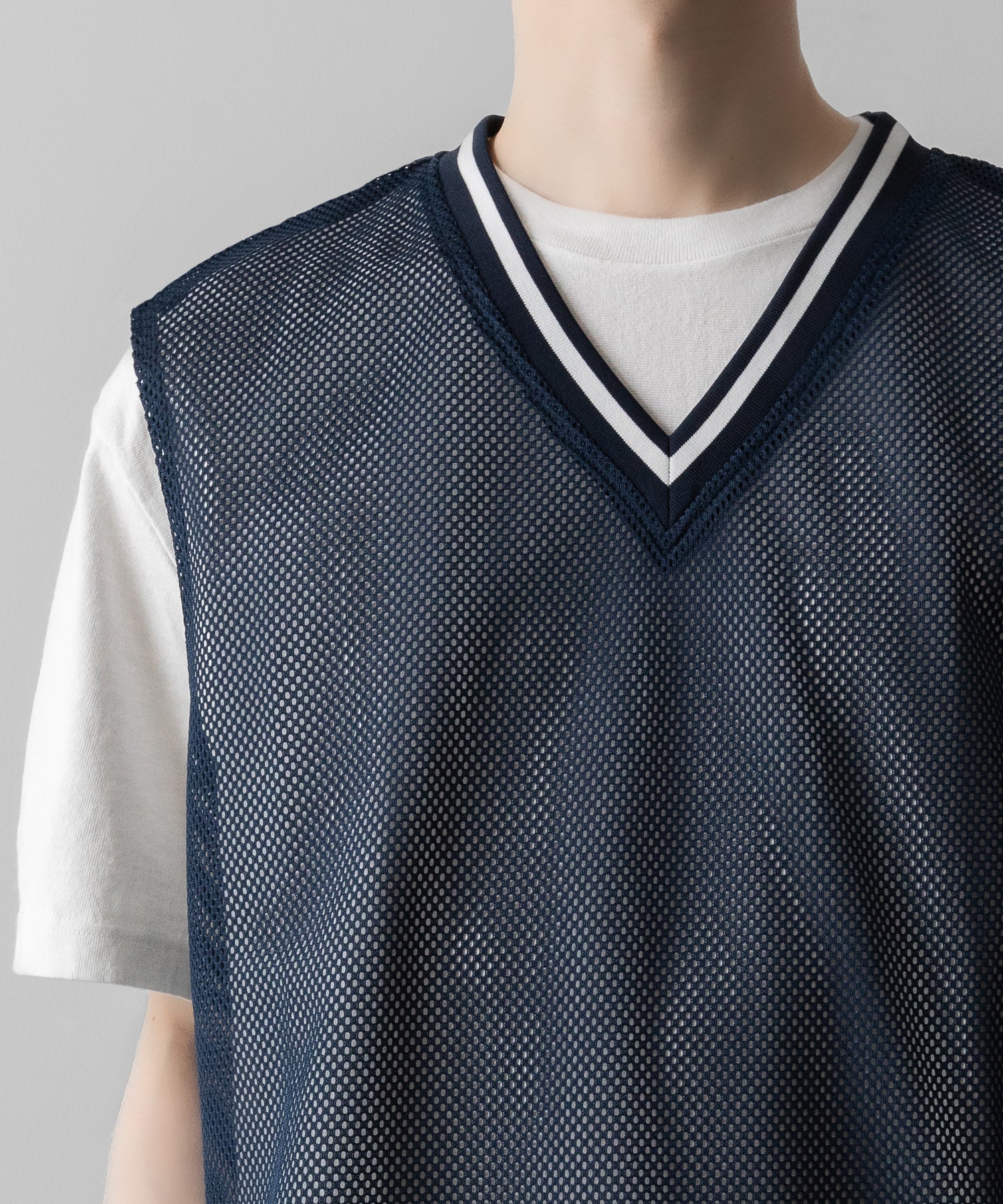 通販 オンラインショップ ネットショップ メッシュ ベスト ジレ レイヤー レイヤード ノースリーブ フットボール サッカー トレーニング 練習 プラクティス ビブス ネイビー Vネック リブ  透け感 抜け感 ファッション ストリート モード メンズ レディース ユニセックス 20代 30代 大人 格好良い かっこいい 可愛い カワイイ おしゃれ アパレル ブランド 流行 トレンド 春夏 バスケ ダンス 練習着 シースルー 韓国 スポーツ ミックス スポーツmix スポーティー シアー ドローストリング ドローコード 調整 アジャスター アジャスト ストッパー アクティブ シック セレブ 海外 アスレチック ブロークコア ミックスコーデ エフォートレス リラックス 綺麗め カジュアル ドレッシー 着こなし コーデ 着画 着崩し スタイル フロント 前 リブ 配色 おすすめ