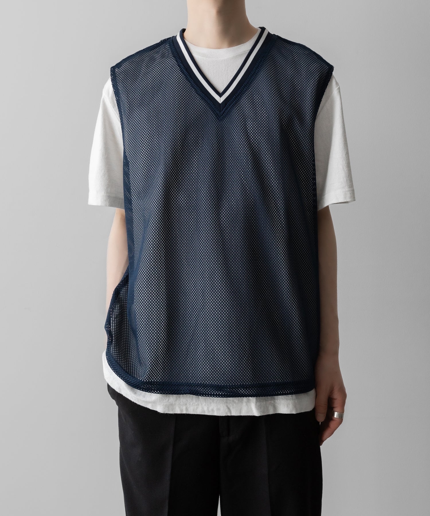 通販 オンラインショップ ネットショップ メッシュ ベスト ジレ レイヤー レイヤード ノースリーブ フットボール サッカー トレーニング 練習 プラクティス ビブス ネイビー Vネック リブ  透け感 抜け感 ファッション ストリート モード メンズ レディース ユニセックス 20代 30代 大人 格好良い かっこいい 可愛い カワイイ おしゃれ アパレル ブランド 流行 トレンド 春夏 バスケ ダンス 練習着 シースルー 韓国 スポーツ ミックス スポーツmix スポーティー シアー ドローストリング ドローコード 調整 アジャスター アジャスト ストッパー アクティブ シック セレブ 海外 アスレチック ブロークコア ミックスコーデ エフォートレス リラックス 綺麗め カジュアル ドレッシー 着こなし コーデ 着画 着崩し スタイル フロント 前 リブ 配色 おすすめ