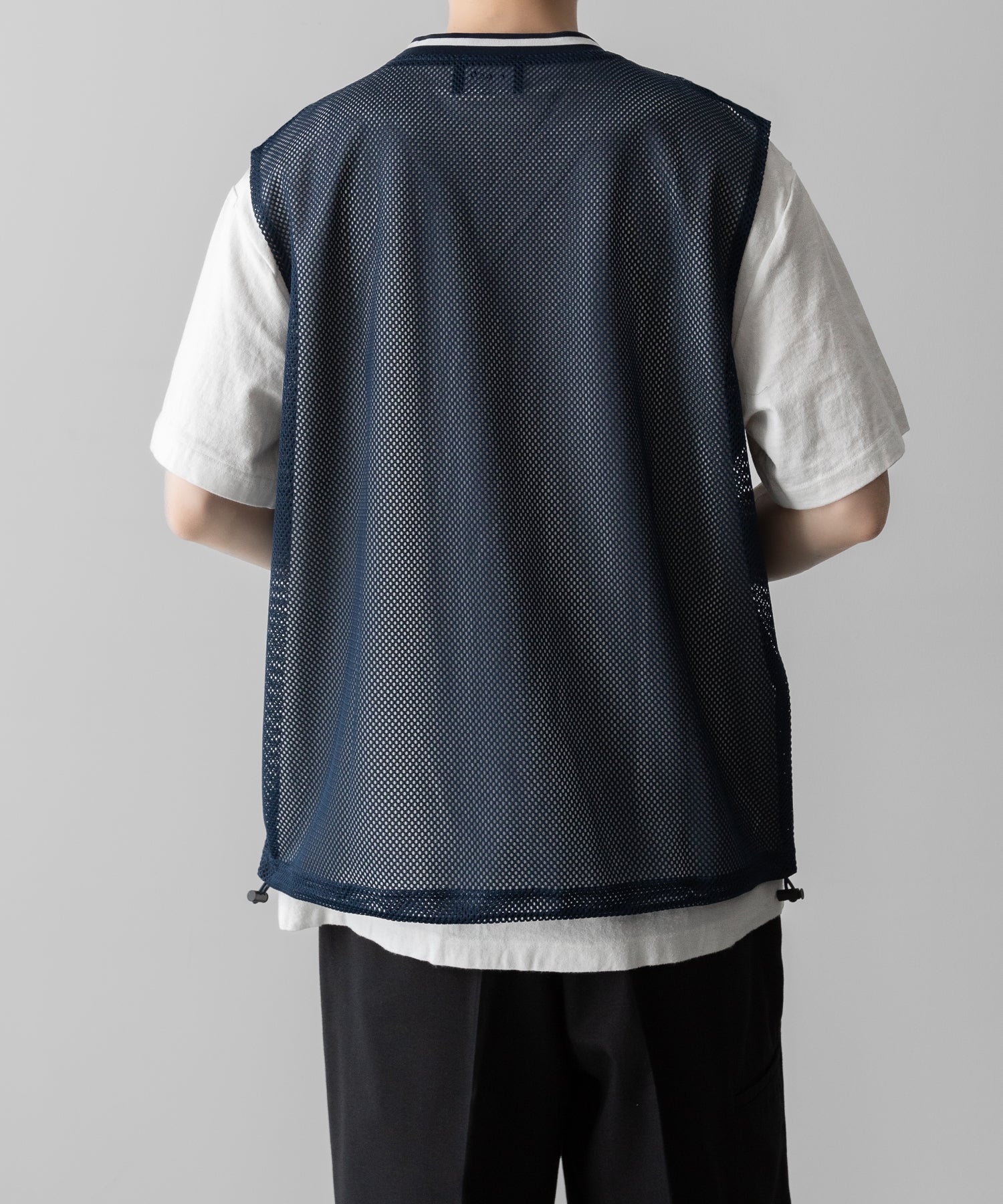 通販 オンラインショップ ネットショップ メッシュ ベスト ジレ レイヤー レイヤード ノースリーブ フットボール サッカー トレーニング 練習 プラクティス ビブス ネイビー Vネック リブ  透け感 抜け感 ファッション ストリート モード メンズ レディース ユニセックス 20代 30代 大人 格好良い かっこいい 可愛い カワイイ おしゃれ アパレル ブランド 流行 トレンド 春夏 バスケ ダンス 練習着 シースルー 韓国 スポーツ ミックス スポーツmix スポーティー シアー ドローストリング ドローコード 調整 アジャスター アジャスト ストッパー アクティブ シック セレブ 海外 アスレチック ブロークコア ミックスコーデ エフォートレス リラックス 綺麗め カジュアル ドレッシー 着こなし コーデ 着画 着崩し スタイル 後 バック リブ 配色 おすすめ
