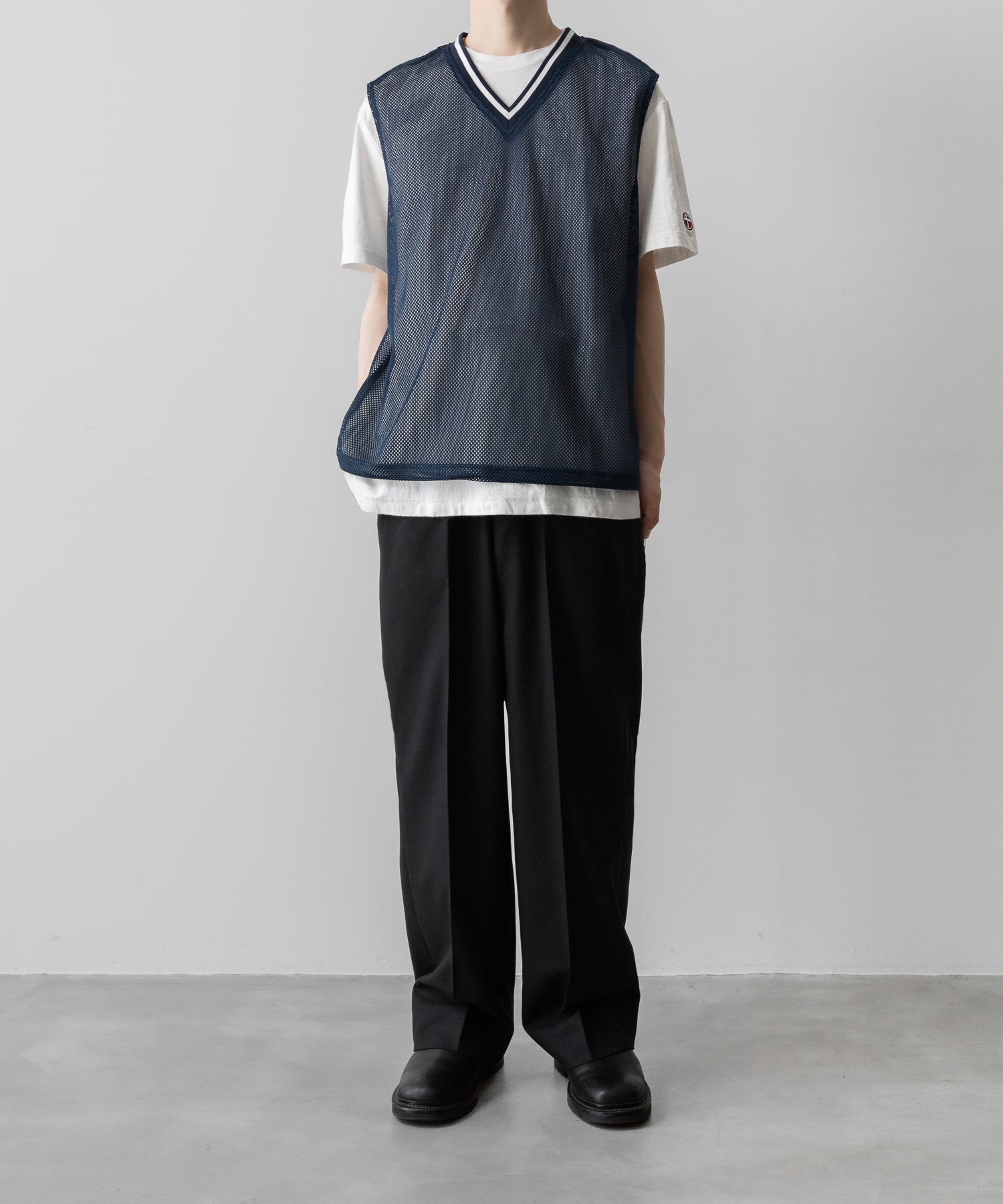 通販 オンラインショップ ネットショップ メッシュ ベスト ジレ レイヤー レイヤード ノースリーブ フットボール サッカー トレーニング 練習 プラクティス ビブス ネイビー Vネック リブ  透け感 抜け感 ファッション ストリート モード メンズ レディース ユニセックス 20代 30代 大人 格好良い かっこいい 可愛い カワイイ おしゃれ アパレル ブランド 流行 トレンド 春夏 バスケ ダンス 練習着 シースルー 韓国 スポーツ ミックス スポーツmix スポーティー シアー ドローストリング ドローコード 調整 アジャスター アジャスト ストッパー アクティブ シック セレブ 海外 アスレチック ブロークコア ミックスコーデ エフォートレス リラックス 綺麗め カジュアル ドレッシー 着こなし コーデ 着画 着崩し スタイル フロント 前 全身 リブ 配色 おすすめ