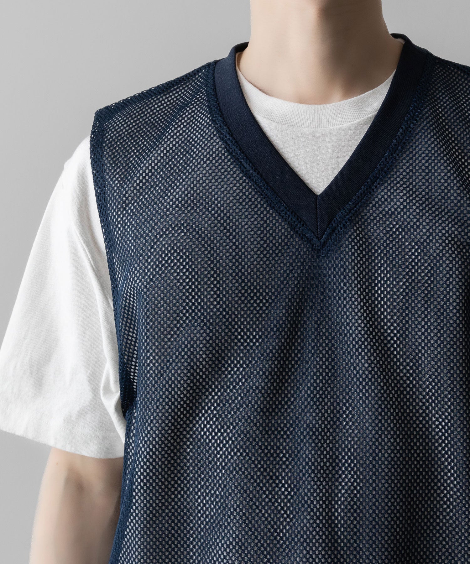 通販 オンラインショップ ネットショップ メッシュ ベスト ジレ レイヤー レイヤード ノースリーブ フットボール サッカー トレーニング 練習 プラクティス ビブス ネイビー Vネック リブ  透け感 抜け感 ファッション ストリート モード メンズ レディース ユニセックス 20代 30代 大人 格好良い かっこいい 可愛い カワイイ おしゃれ アパレル ブランド 流行 トレンド 春夏 バスケ ダンス 練習着 シースルー 韓国 スポーツ ミックス スポーツmix スポーティー シアー ドローストリング ドローコード 調整 アジャスター アジャスト ストッパー アクティブ シック セレブ 海外 アスレチック ブロークコア ミックスコーデ エフォートレス リラックス 綺麗め カジュアル ドレッシー 着こなし コーデ 着画 着崩し スタイル フロント 前 おすすめ